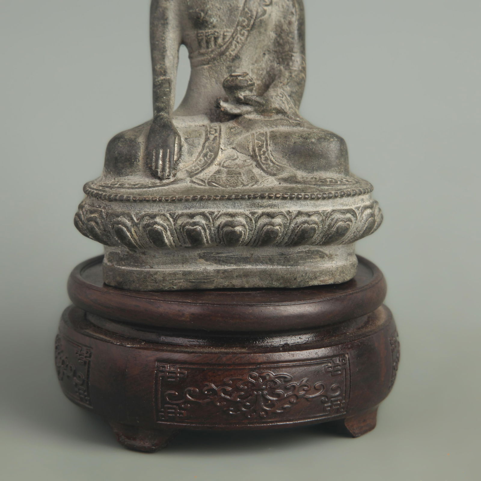 A FINE BRONZE GUANGDE BUDDHA STATUE - 3