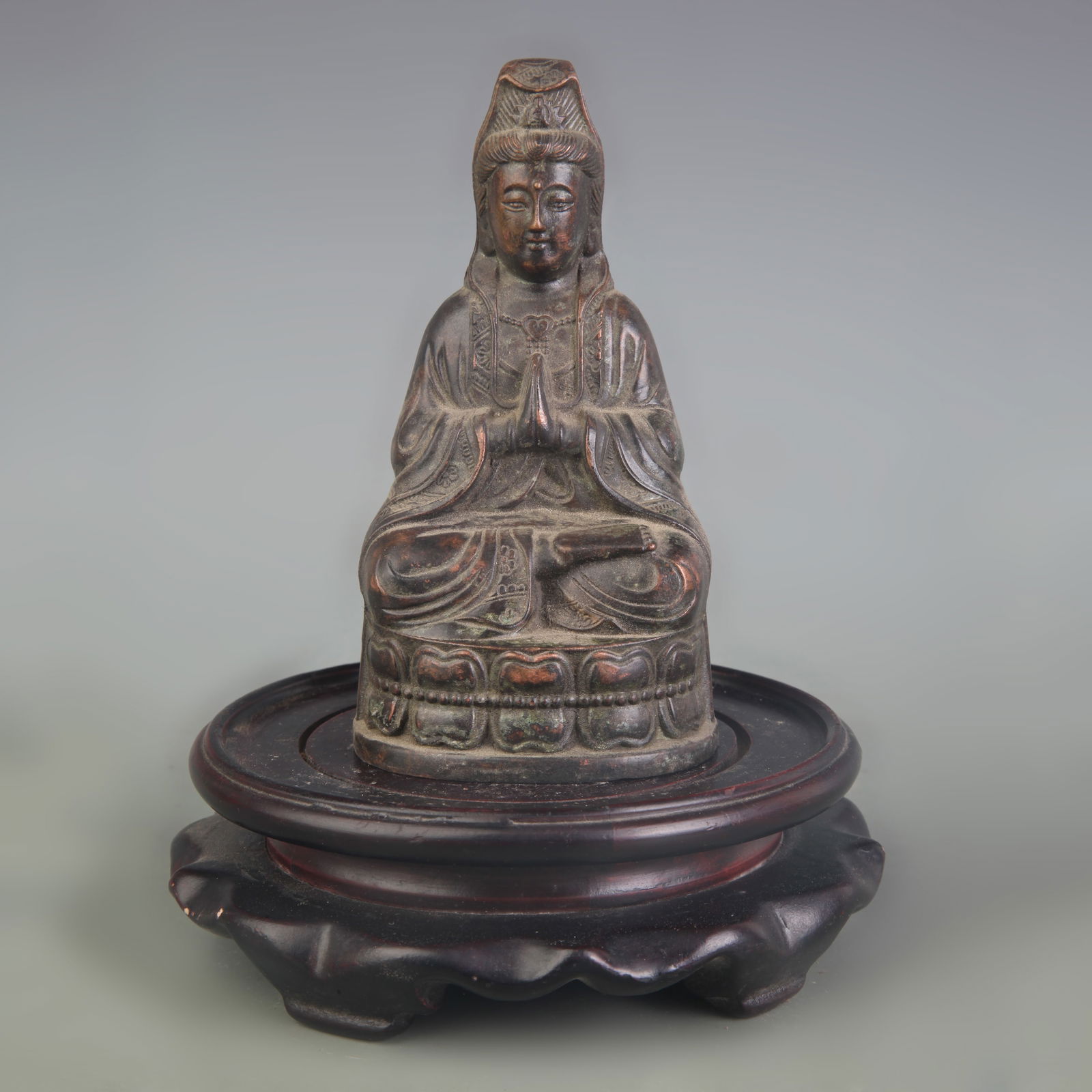 A FINE BRONZE SEATED GUANYIN STATUE: Qing Dynasty; High: 4.8 inch;