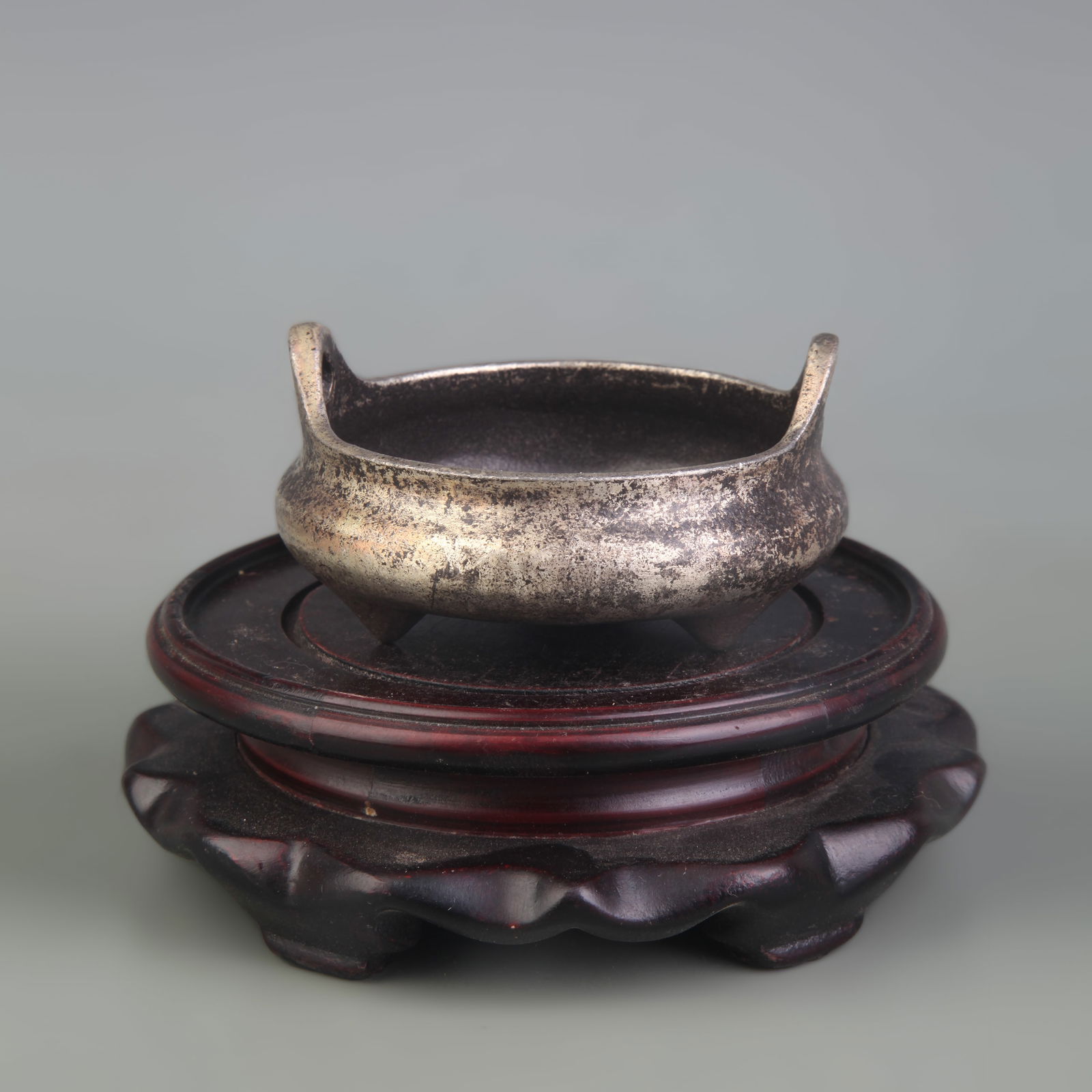 WHITE BRONZE EAR HANDLE THREE-FOOT INCENSE BURNER (1 of 4)