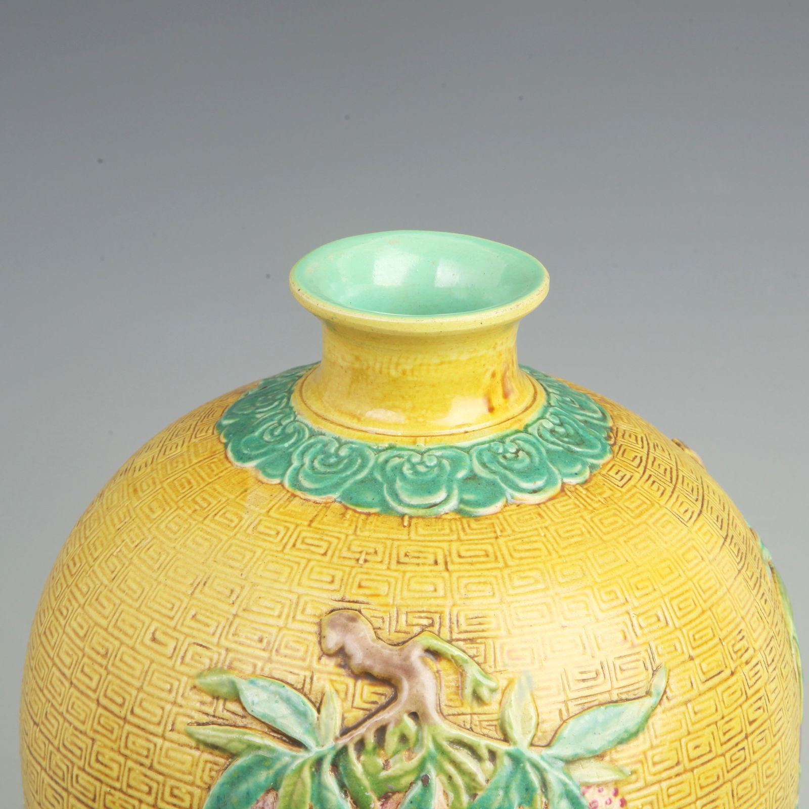 A YELLOW GROUND PEACH PATTERN MEI STYLE VASE - 2