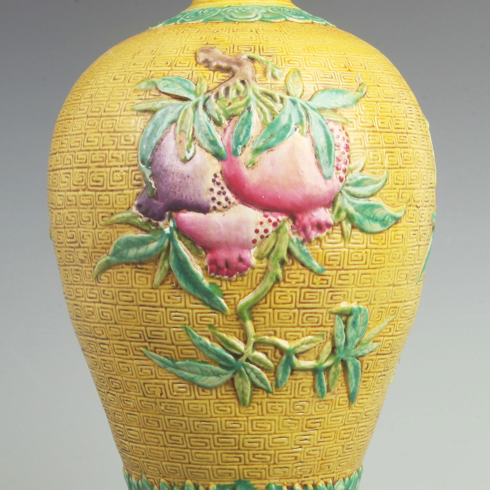 A YELLOW GROUND PEACH PATTERN MEI STYLE VASE - 3