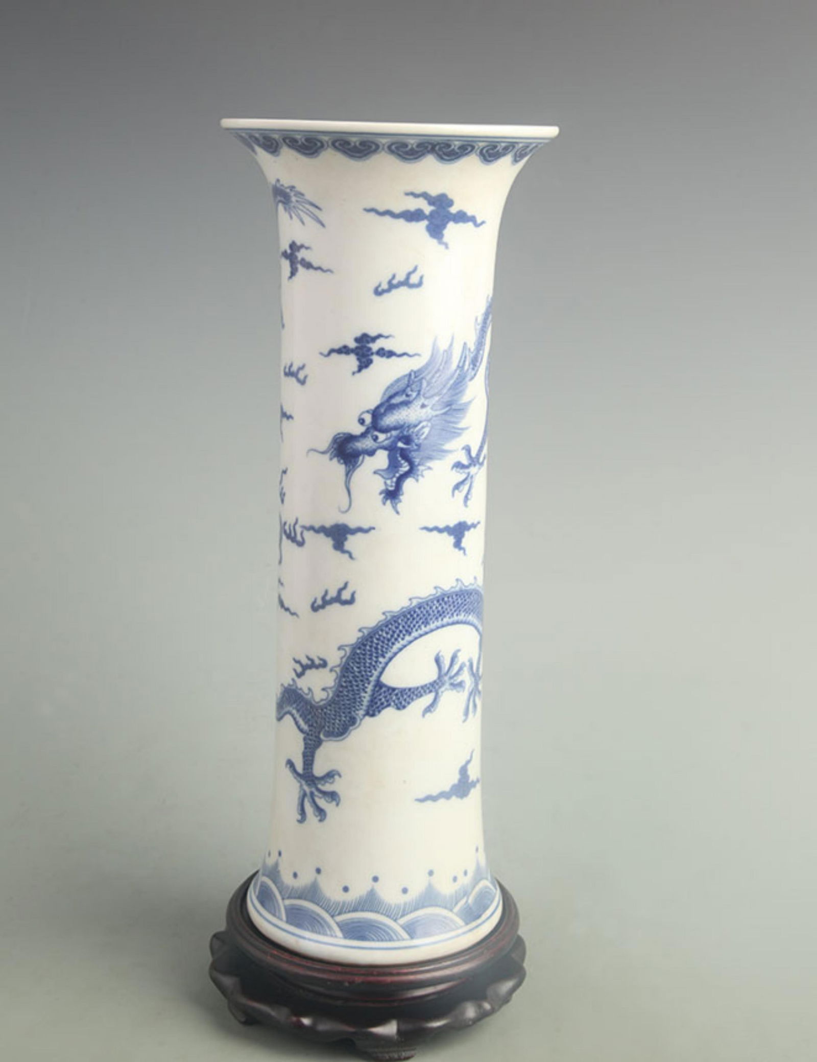 BLUE AND WHITE DRAGON PATTERN FLOWER VASE: Qing Dynasty Kang Xi Period; High: 12.8 inch; Diameter: 5.20 inch