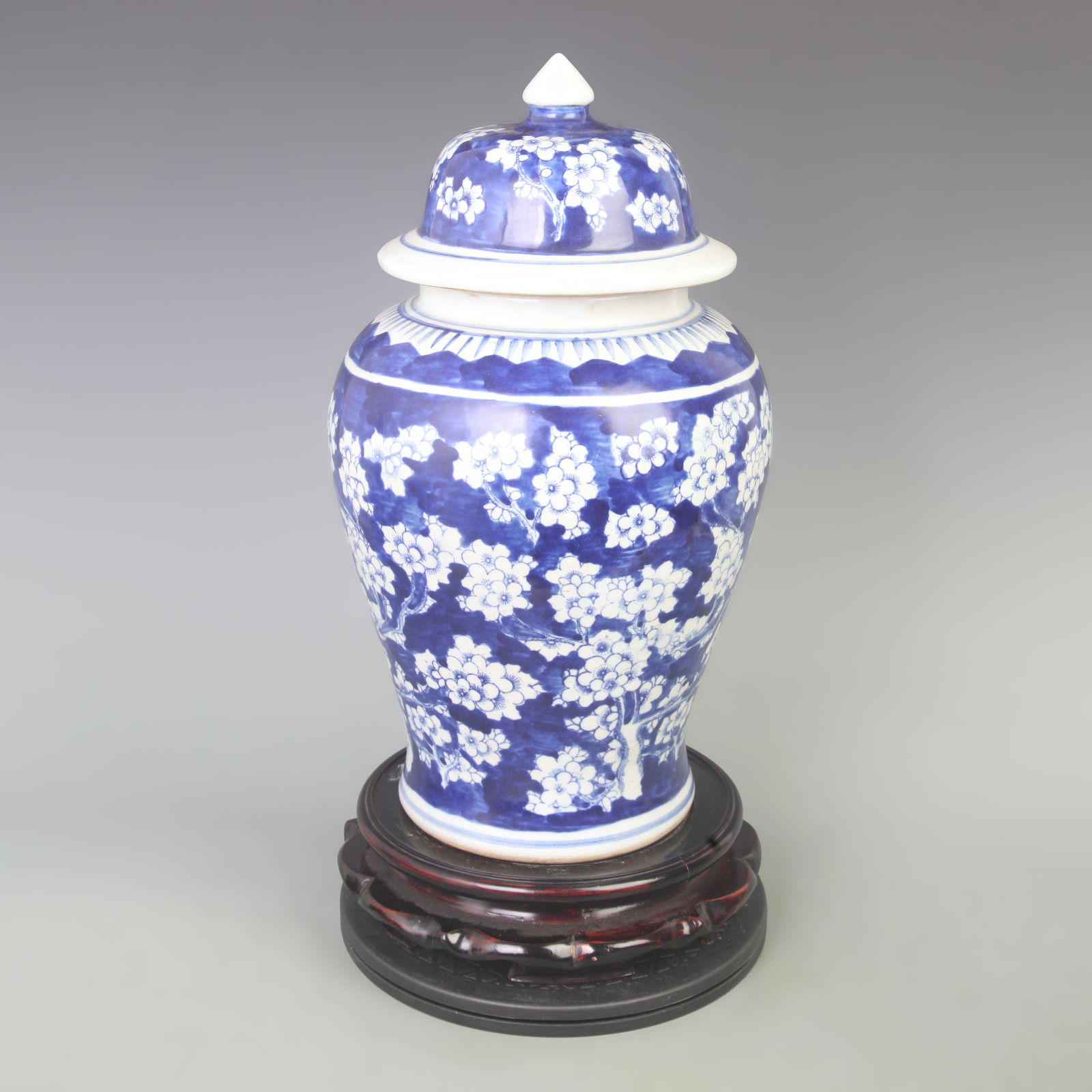 BLUE AND WHITE FLOWER PATTERN PORCELAIN VASE: Qing Dynasty Qian Long Period; High: 17.2 inch; Diameter: 6 inch;