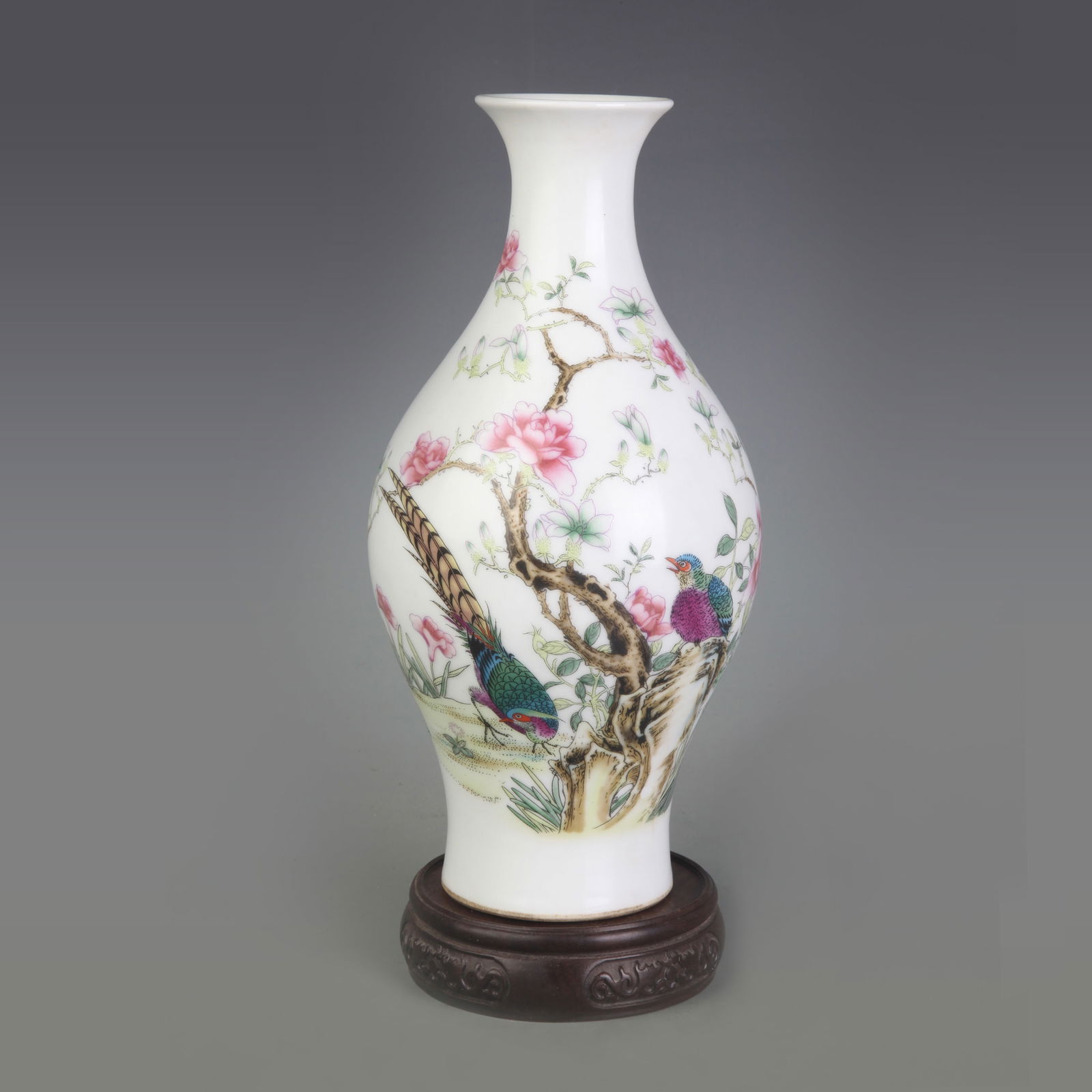 FAMILLE ROSE VASE WITH FLOWER AND BIRD DESIGN: Qing Dynasty Qian Long Period; Diameter: 2.7 inch; High: 9.2 inch;