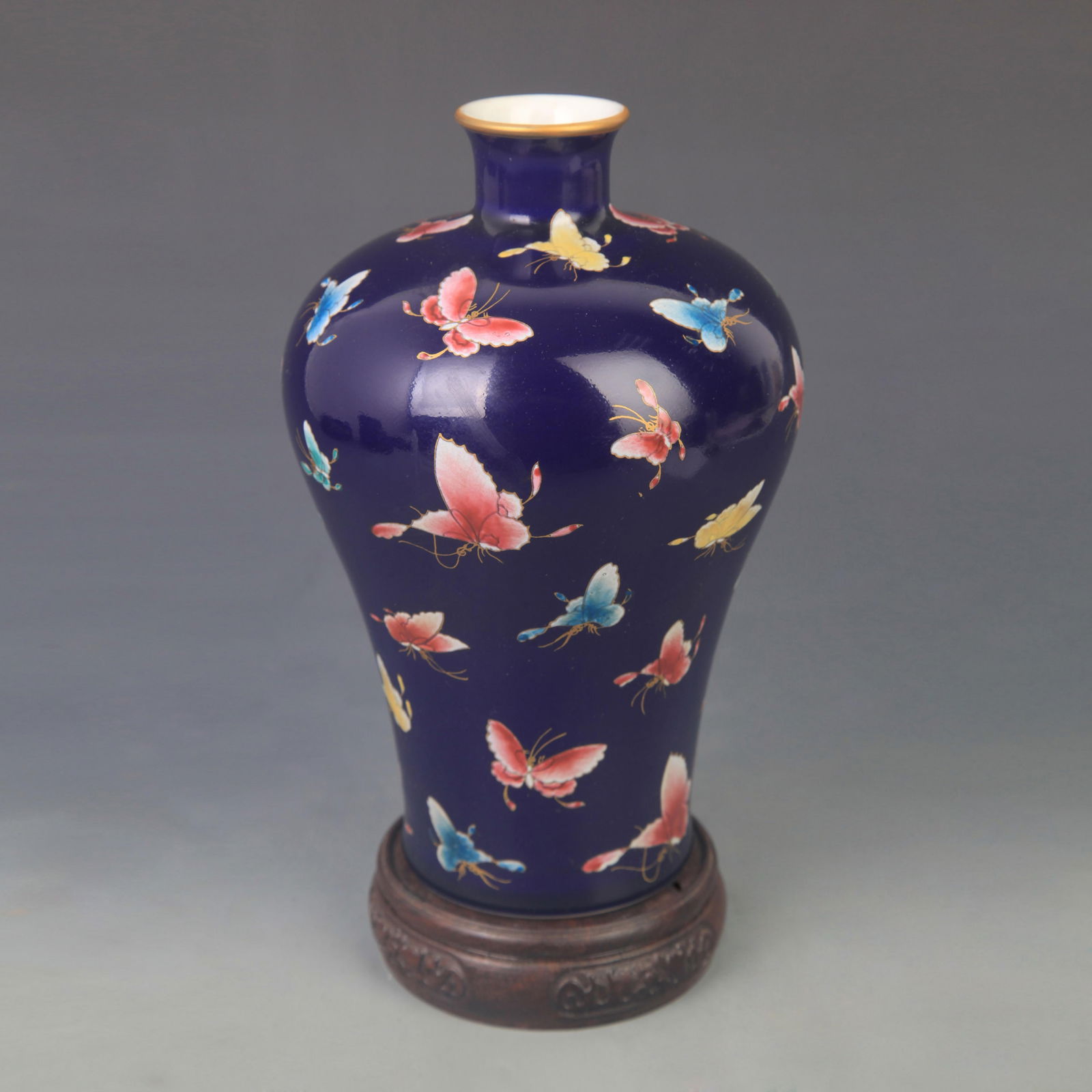 BLUE GROUND VASE WITH HUNDRED BUTTERFLIES PATTERN: Qing Dynasty Qian Long Period; High: 9.00 inch; Diameter: 5.50 inch