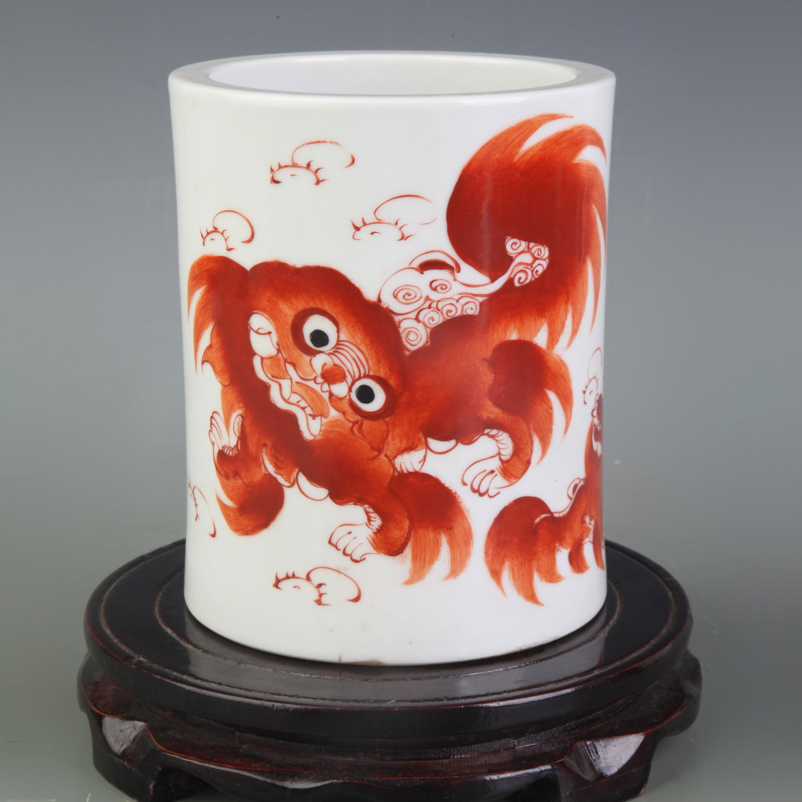 FAMILLE ROSE AUSPICIOUS BEAST PATTERN BRUSH POT: Qing Dynasty Tong Zhi Period: Diameter: 4.7 inch; High: 5.9 inch