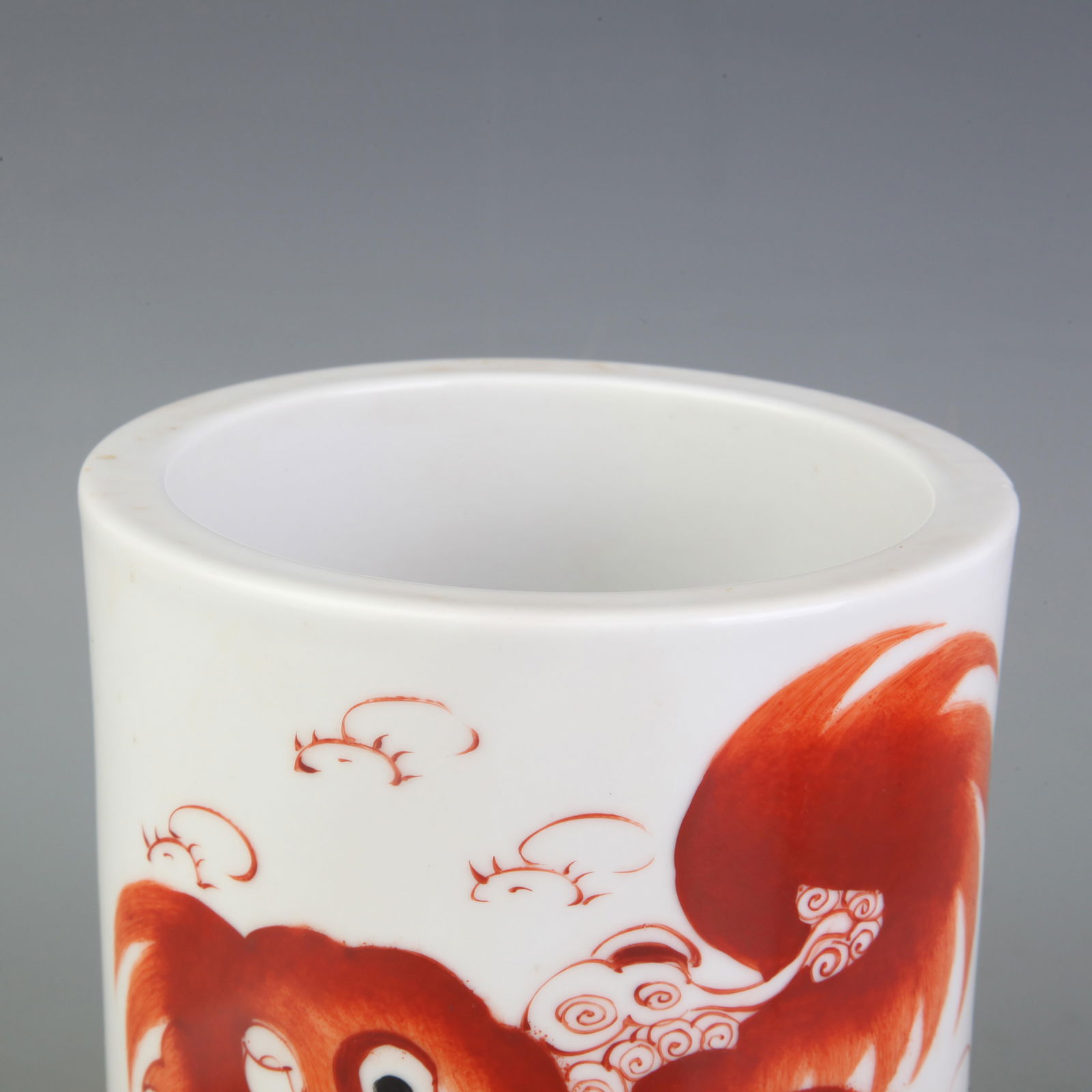 FAMILLE ROSE AUSPICIOUS BEAST PATTERN BRUSH POT - 2