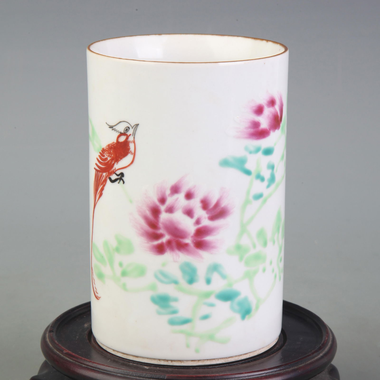 FAMILLE ROSE FLOWER PATTERN PORCELAIN BRUSH POT: Qing Dynasty Tong Zhi Period: Diameter: 3.1 inch; High: 4.8 inch