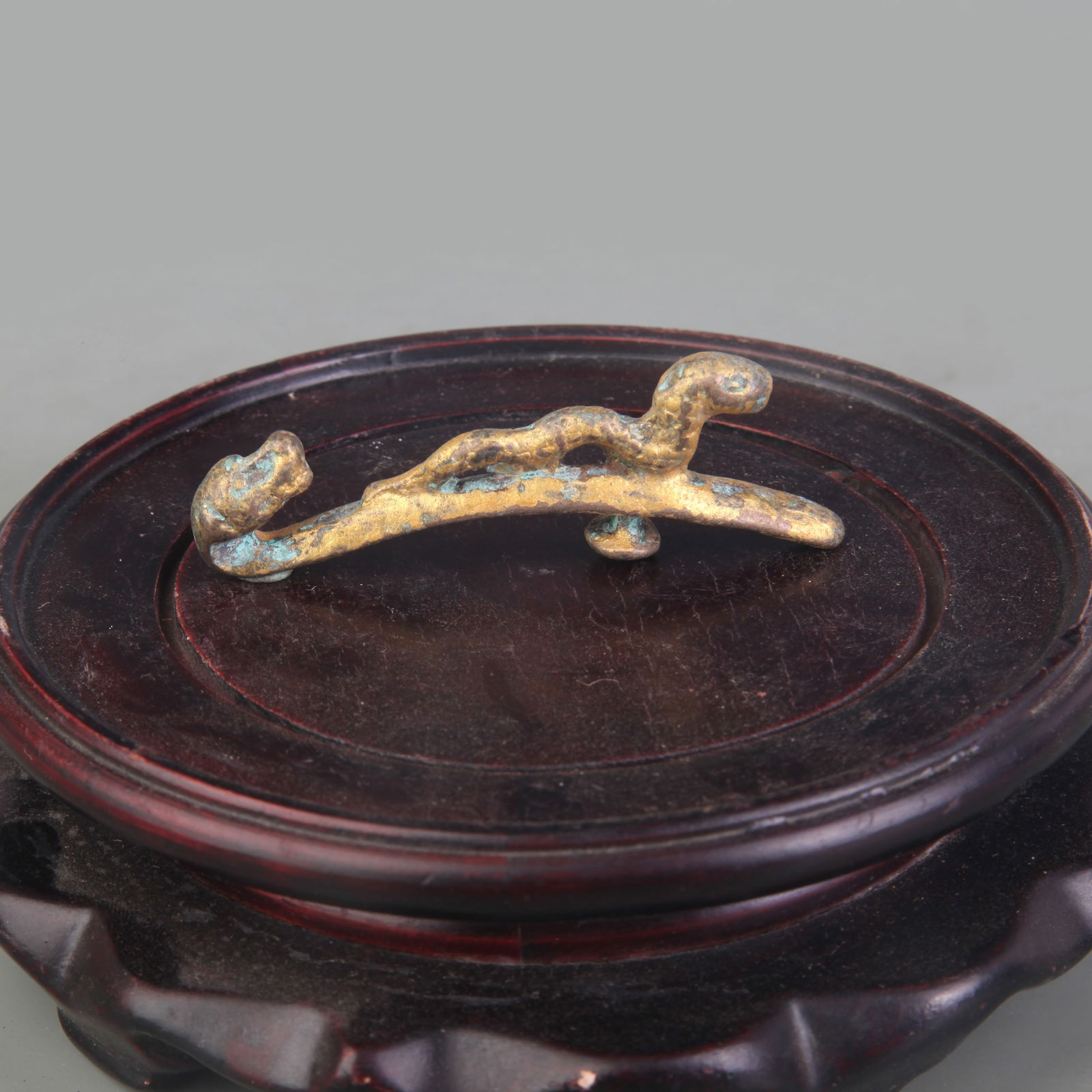A SMALL GILT BRONZE BELT HOOK - 2