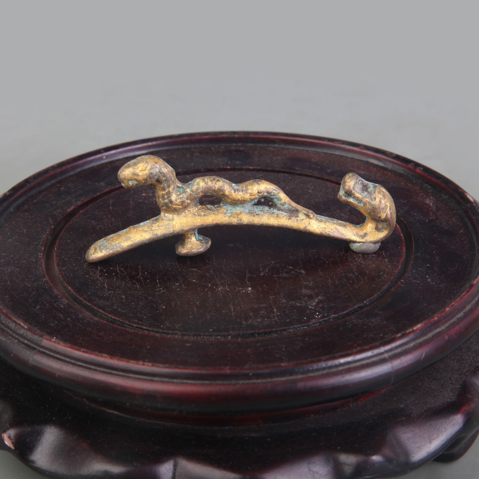 A SMALL GILT BRONZE BELT HOOK - 3