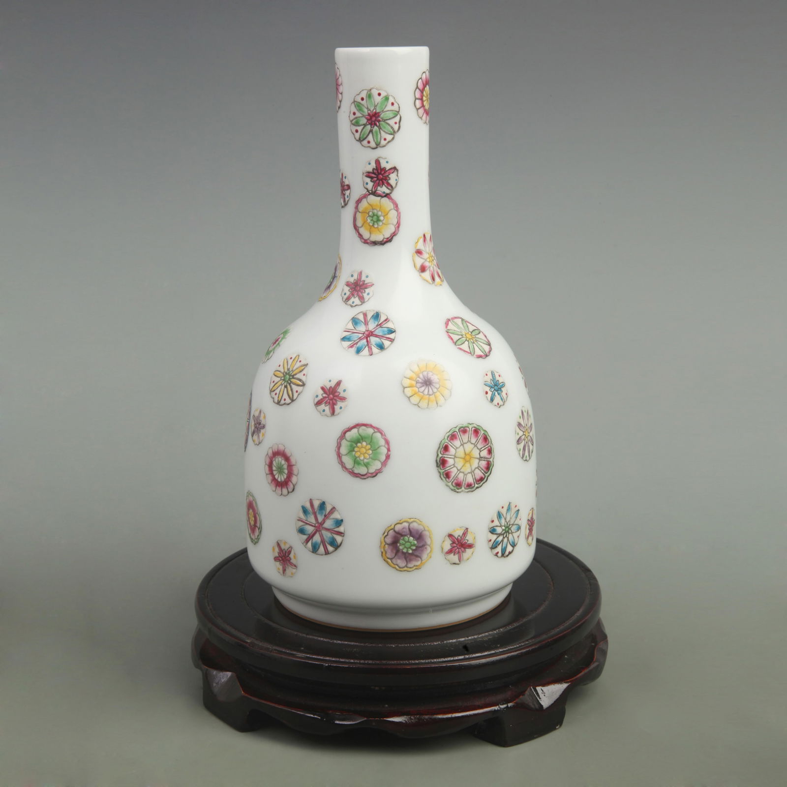 RARE FAMILLE ROSE FLOWER PATTERN BELL SHAPE BOTTLE: Qing Dynasty Qian Long Period; High: 9.4.00 inch; Width: 5 inch;