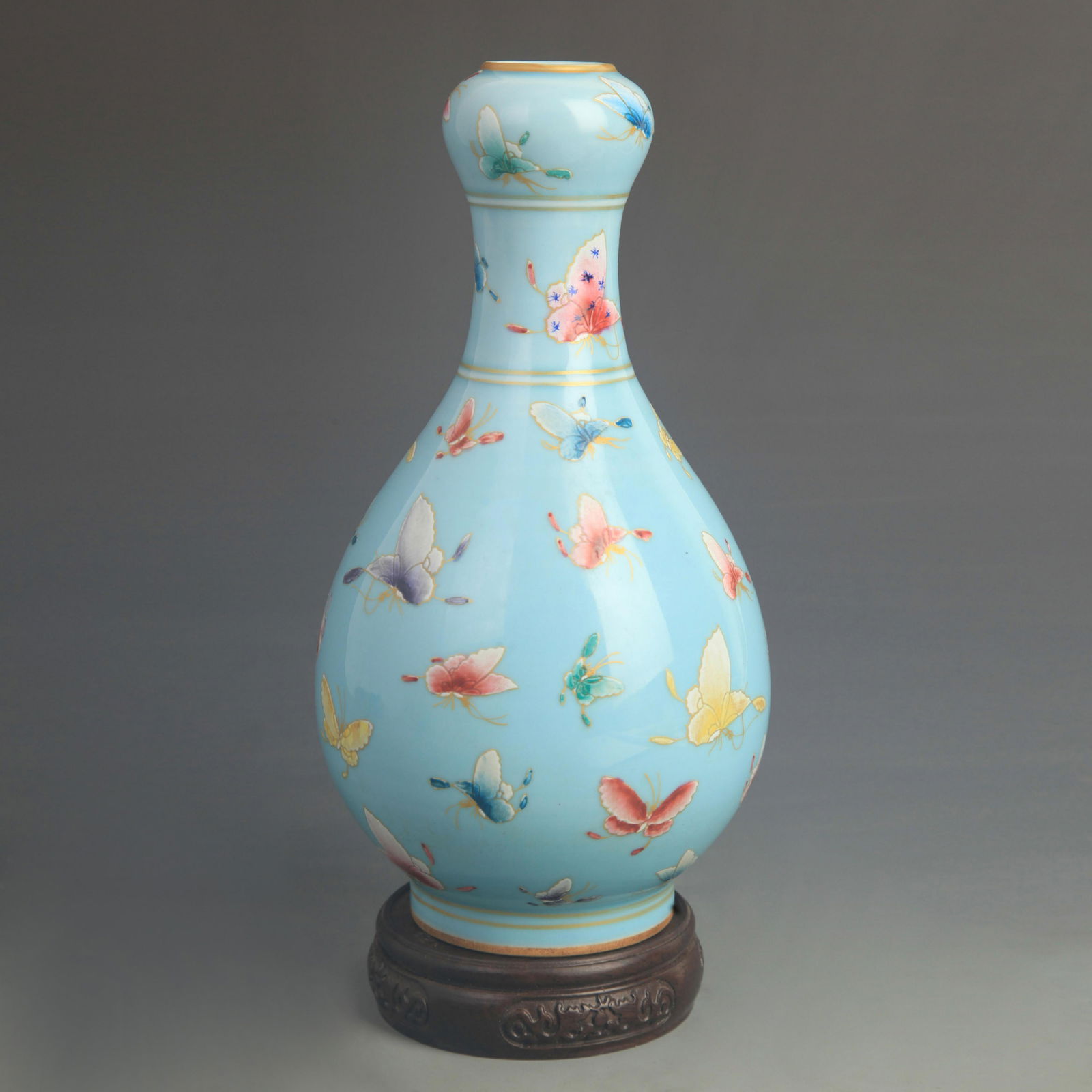 FAMILLE ROSE GREEN GROUND GARLIC HEAD VASE WITH A HUNDRED BUTTERFLIES: Qing Dynasty Qianlong Period; High: 9.80 inch; Diameter: 4.50 inch;