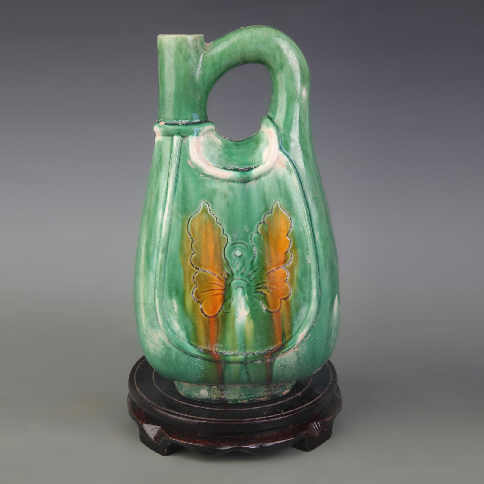 A FINE GREEN-GLAZED BAIL-HANDLE POTTERY MADE EWER: Liao Dynasty Style; Width: 6.0 inch; High: 10.6 inch