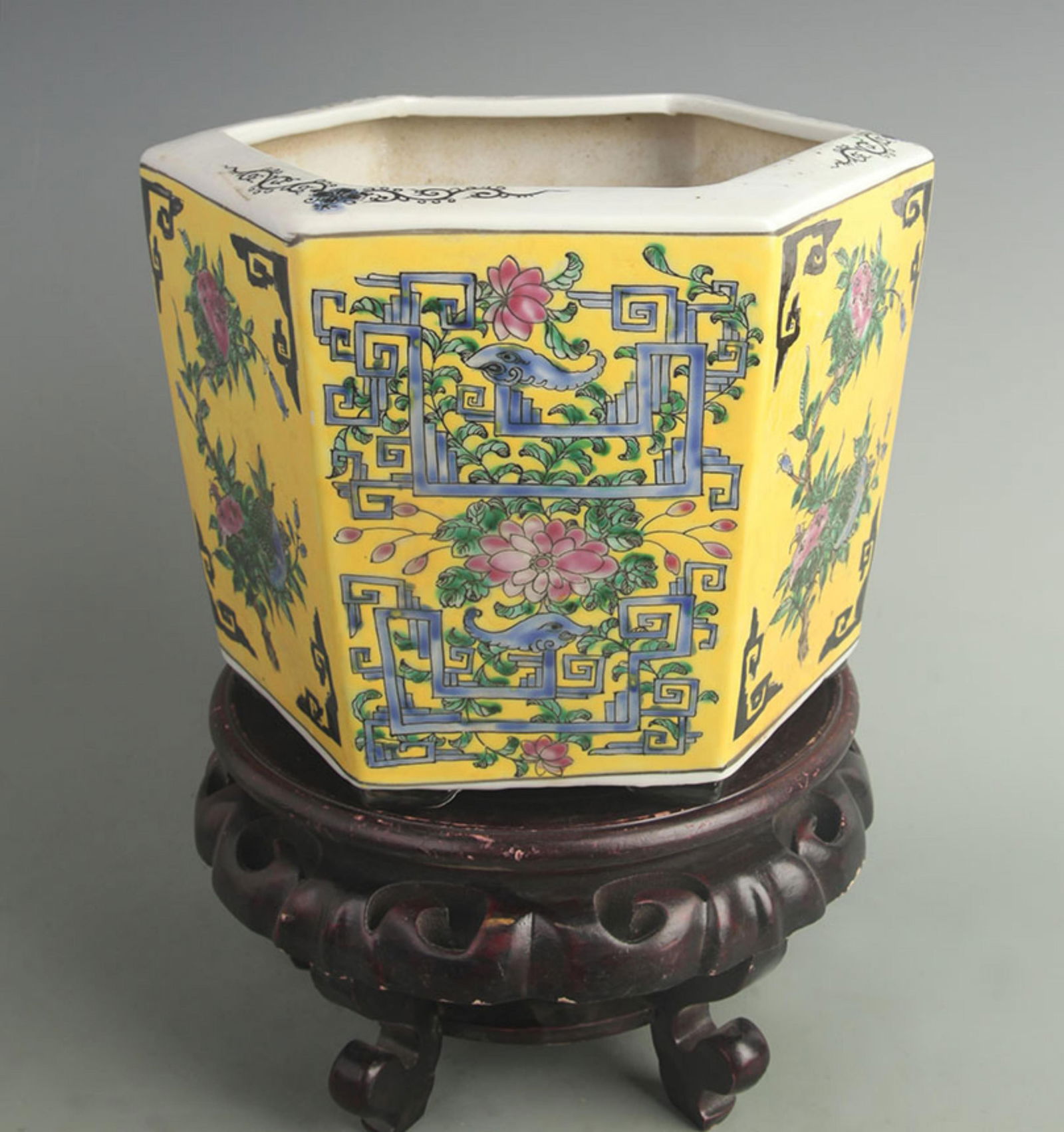 A FINE YELLOW GROUND FAMILLE ROSE COLOR FLOWER POT: Qing Dynasty; High: 6.80 inch Diameter: 9.80 inch