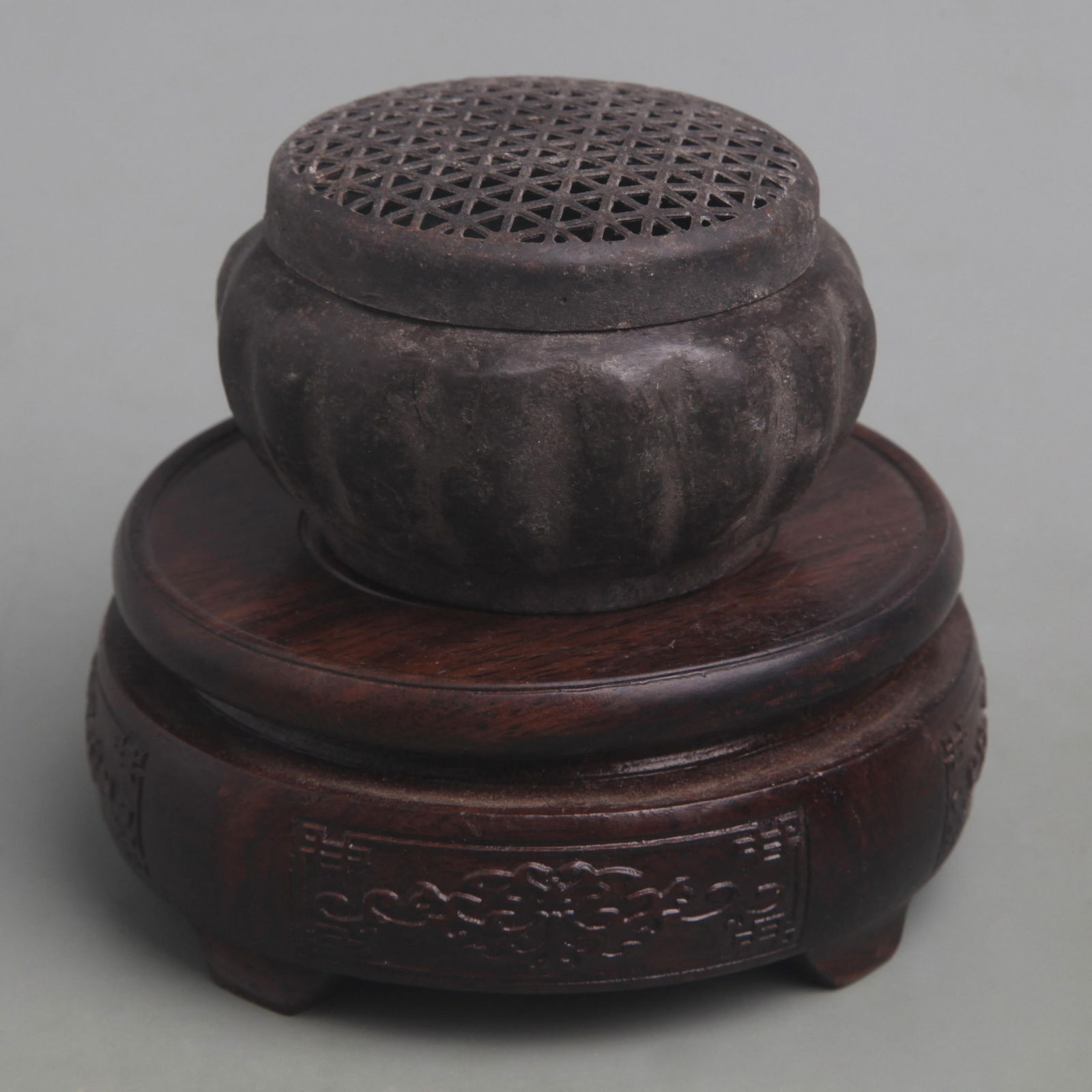 A FINE SUNFLOWER PATTERN BRONZE INCENSE BURNER: Ming Dynasty Style; Diameter: 3.1 inch; High: 2 inch;