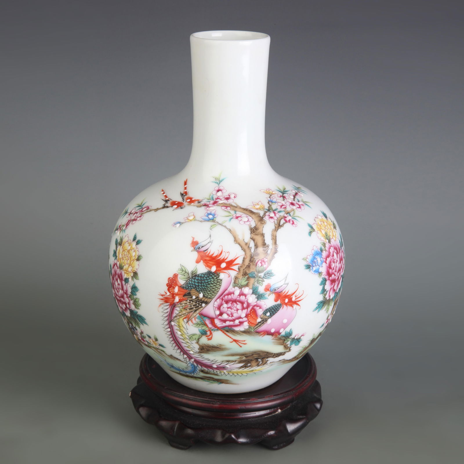 FAMILLE ROSE FLOWER AND BIRD PATTERN CELESTIAL GLOBE VASE: Qing Dynasty Qian Long Period; Diameter: 1.9 inch; High: 8.8 inch;