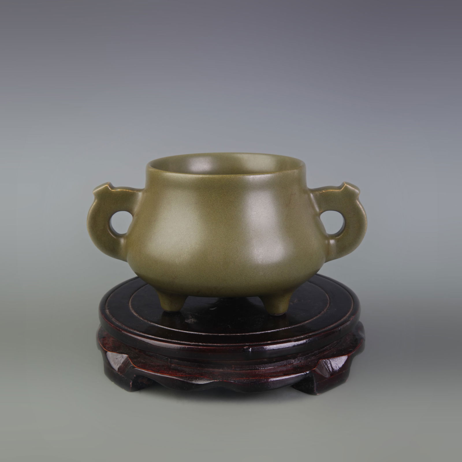 DARK GREEN COLOR GLAZE DOUBLE-HANDLED TRIPOD CENSER: Qing Dynasty Qian Long Period; Diameter: 3.9 inch; High: 3.6 inch