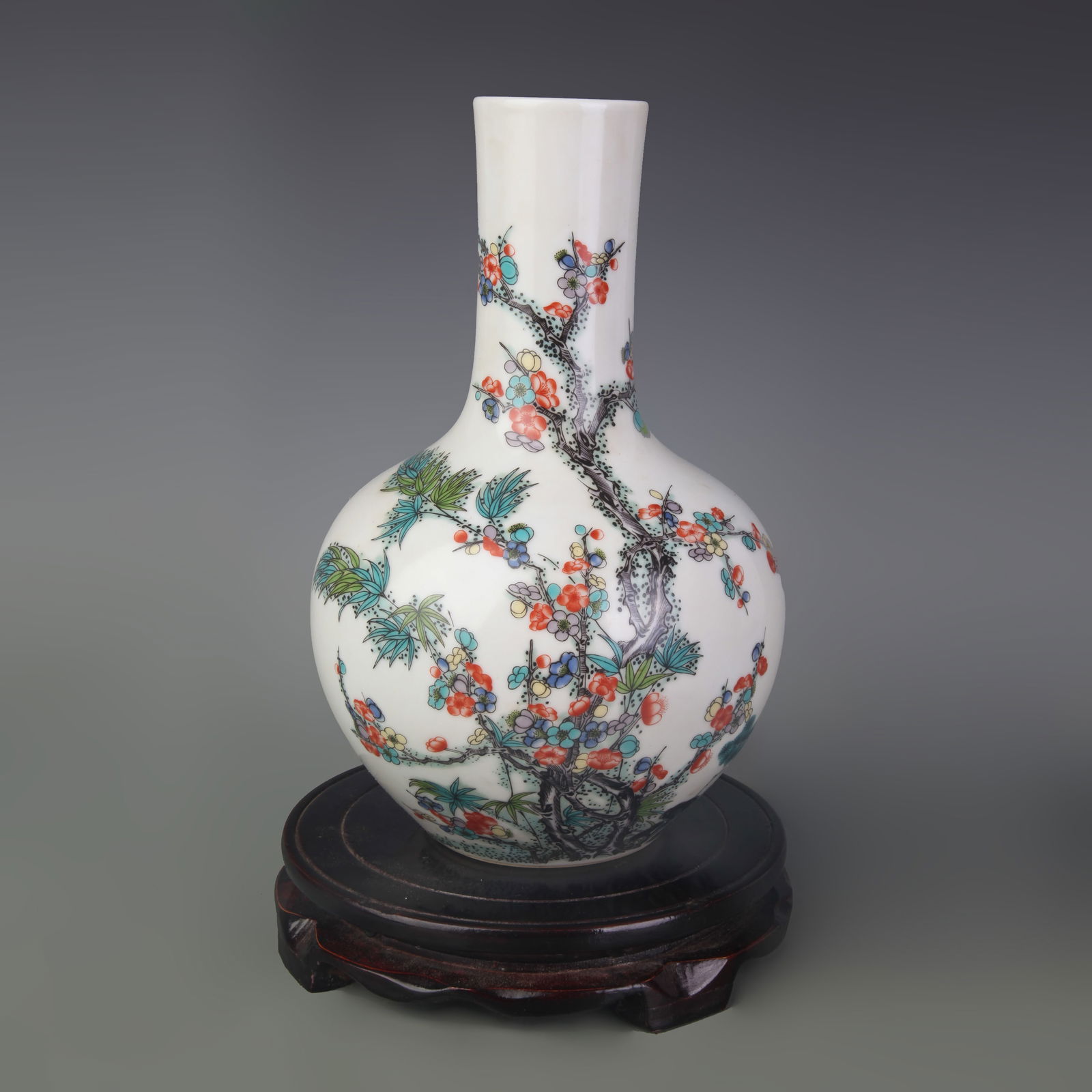 FAMILLE-ROSE FLORAL PATTERN TIAN QIU PING PORCELAIN VASE: Qing Dynasty Qian Long Period; High: 9.5 inch; Diameter: 3.1 inch