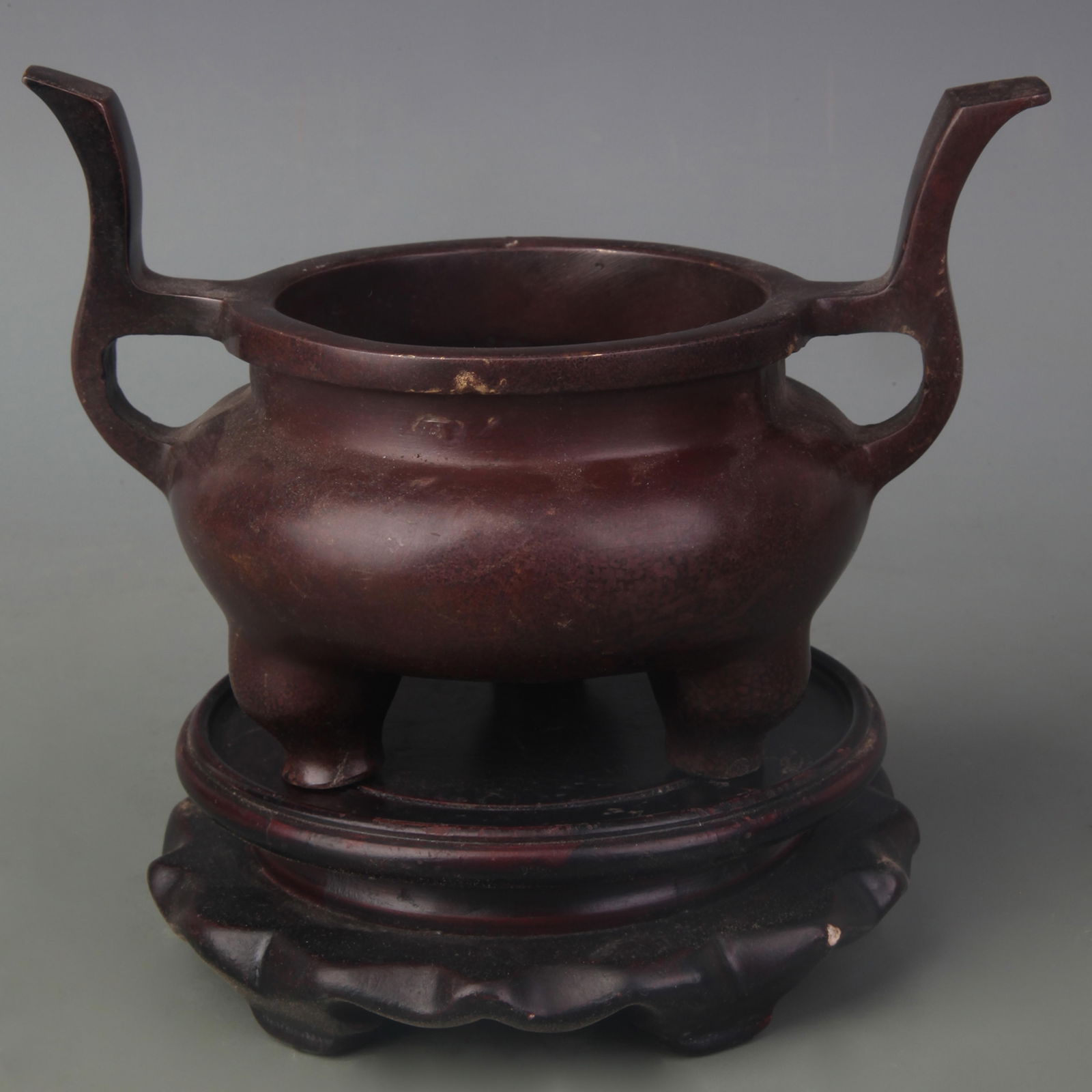 A FINE BRONZE TRIPOD CENSER WITH TALL HANDLE: 20th Century; Width: 6.3 inch; High: 4.5 inch;