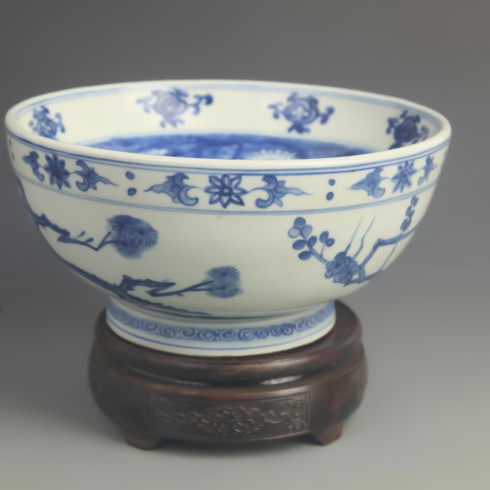 BLUE-AND-WHITE LOTUS PATTERN PORCELAIN BOWL: Ming Dynasty Wanli Period; High: 4.00 inch; Diameter: 9.80 inch