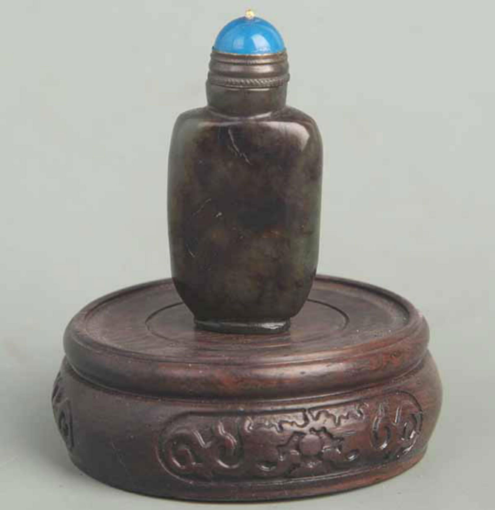A FINE JADE MADE SNUFF BOTTLE: Republic Period; High: 2.50 inch; Width: 0.50 inch; Long: 1.00 inch;