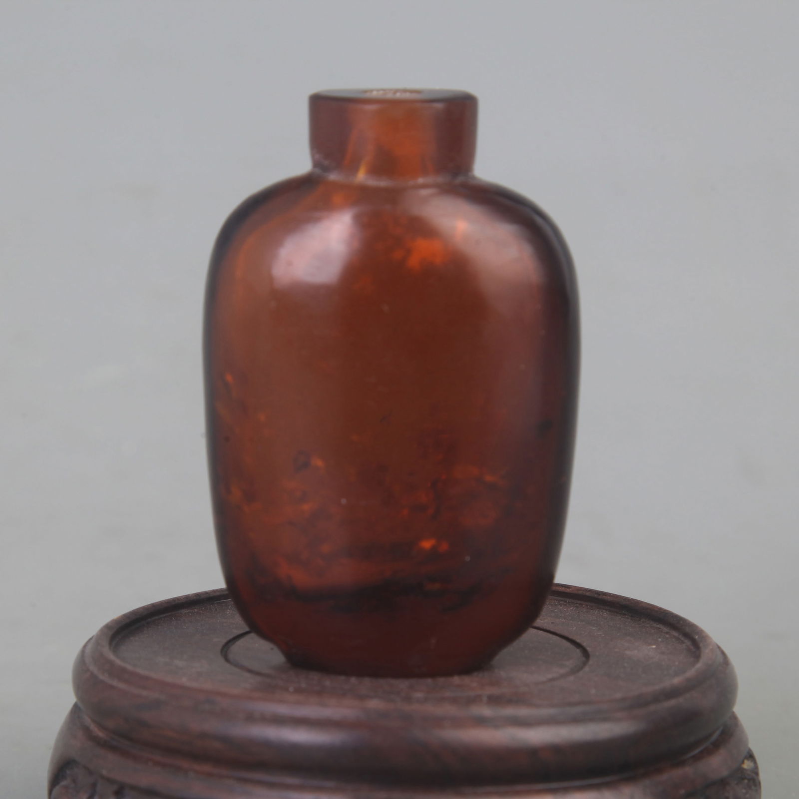 A FINE GLASS MADE SNUFF BOTTLE: Qing Dynasty; Long: 1.3 inch; Width: 0.9 inch; High: 2.5 inch;