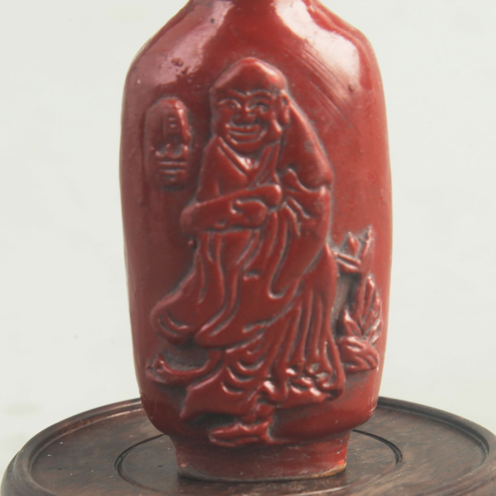 A FINE CARVED LACQUER CHARACTER PATTERN SNUFF BOTTLE - 3