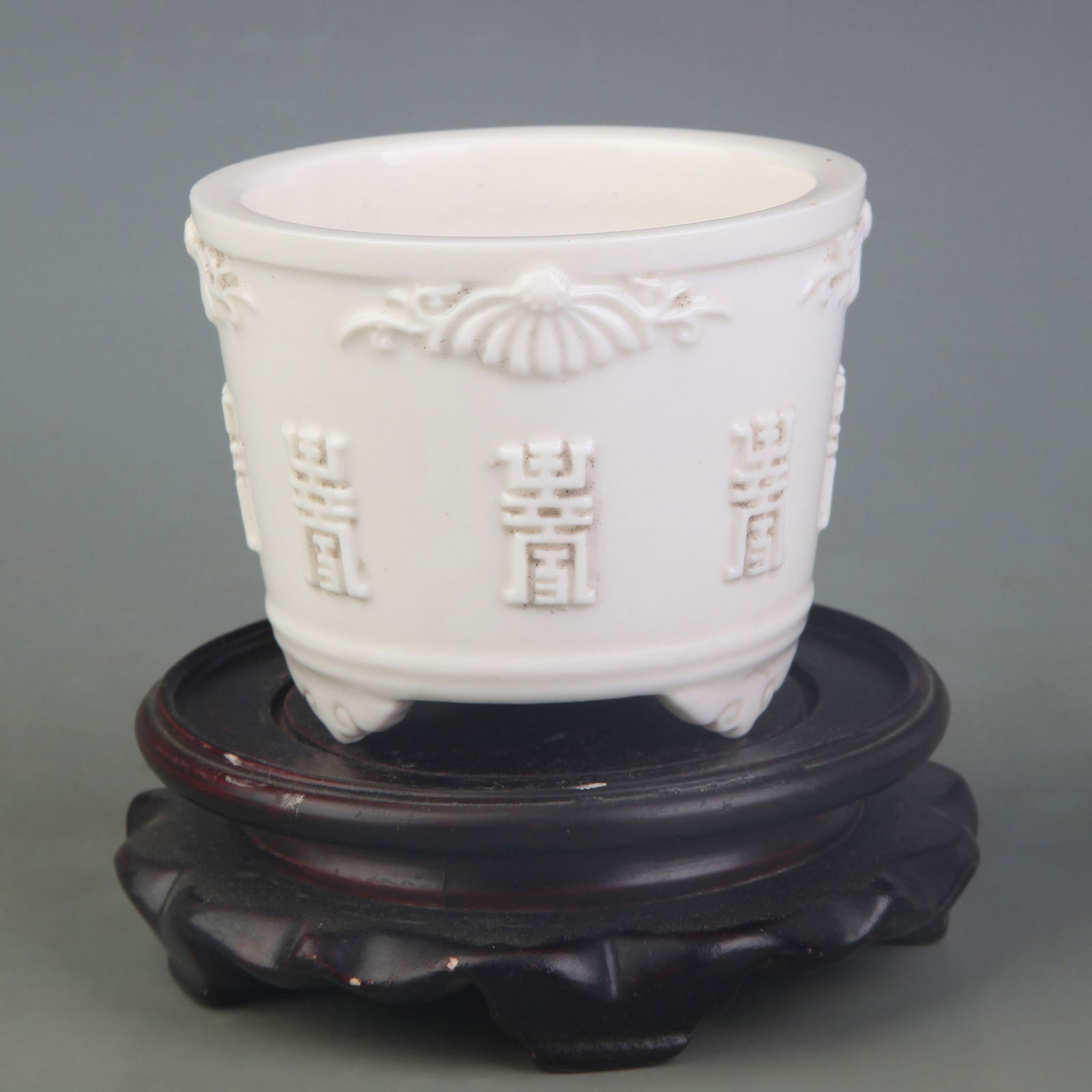 DEHUA WHITE PORCELAIN ROUND-MOUTHED TRIPOD CENSER: Ming Dynasty Xuan De Period; Diameter: 3.9 inch; High: 3.1 inch;