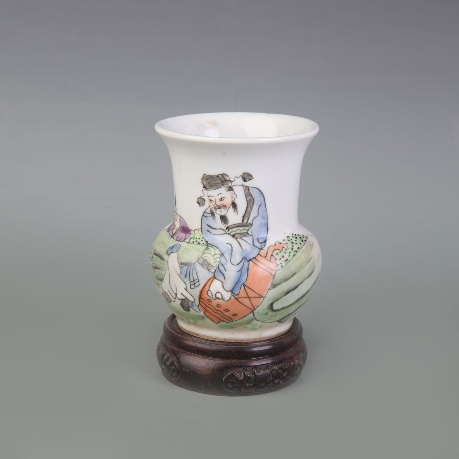 FAMILLE ROSE FIGURE PATTERN PORCELAIN TABLE SPITTOON: Qing Dynasty Guang Xu Period; Diameter: 3.1 inch; High: 4.1 inch;