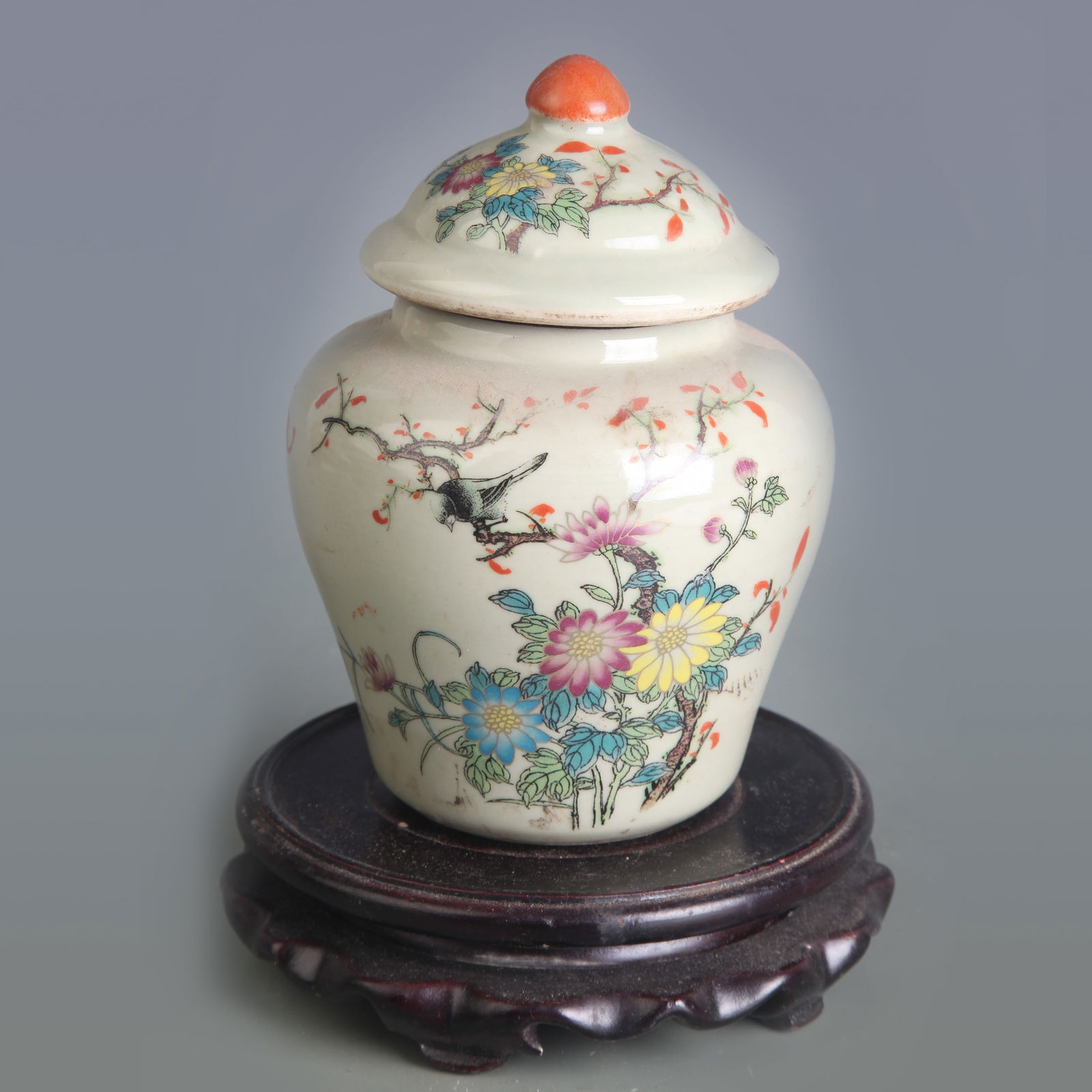 SMALL FAMILLE-ROSE FLORAL AND BIRD PATTERN PORCELAIN JAR: Qing Dynasty Tongzhi Period; Diameter: 2.5 inch; High: 5.7 inch
