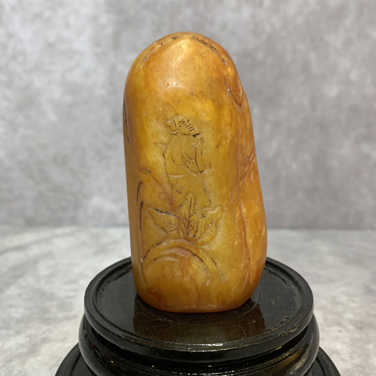 A FINELY CARVED SHOU SHAN STONE SEAL: Modern; High: 3.4 inch; Width: 1.8 inch; Diameter: 0.9 inch;