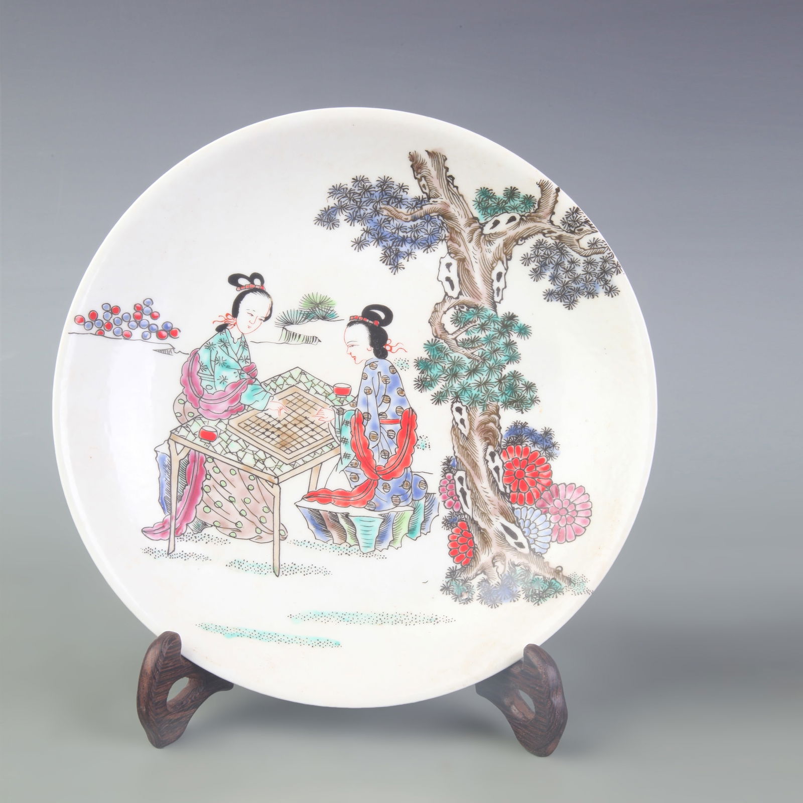 A FINE FAMILLE-ROSE FIGURAL PATTERN PORCELAIN PLATE: Qing Dynasty Yongzheng Period; Diameter: 7.9 inch;