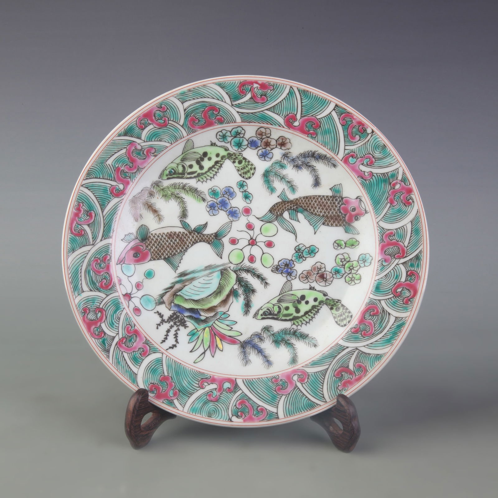 A FINE FAMILLE-ROSE FISH-AND-ALGAE PATTERN PORCELAIN PLATE: Qing Dynasty Yongzheng Period; Diameter: 9.0 inch;