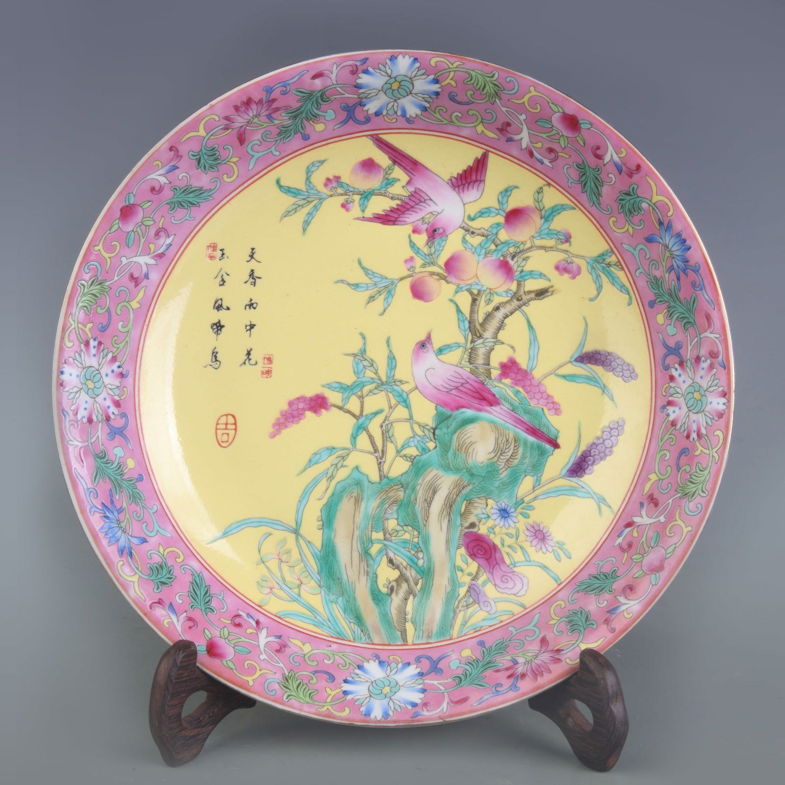 A FINE ENAMEL COLOR FLORAL PATTERN PORCELAIN PLATE (1 of 5)