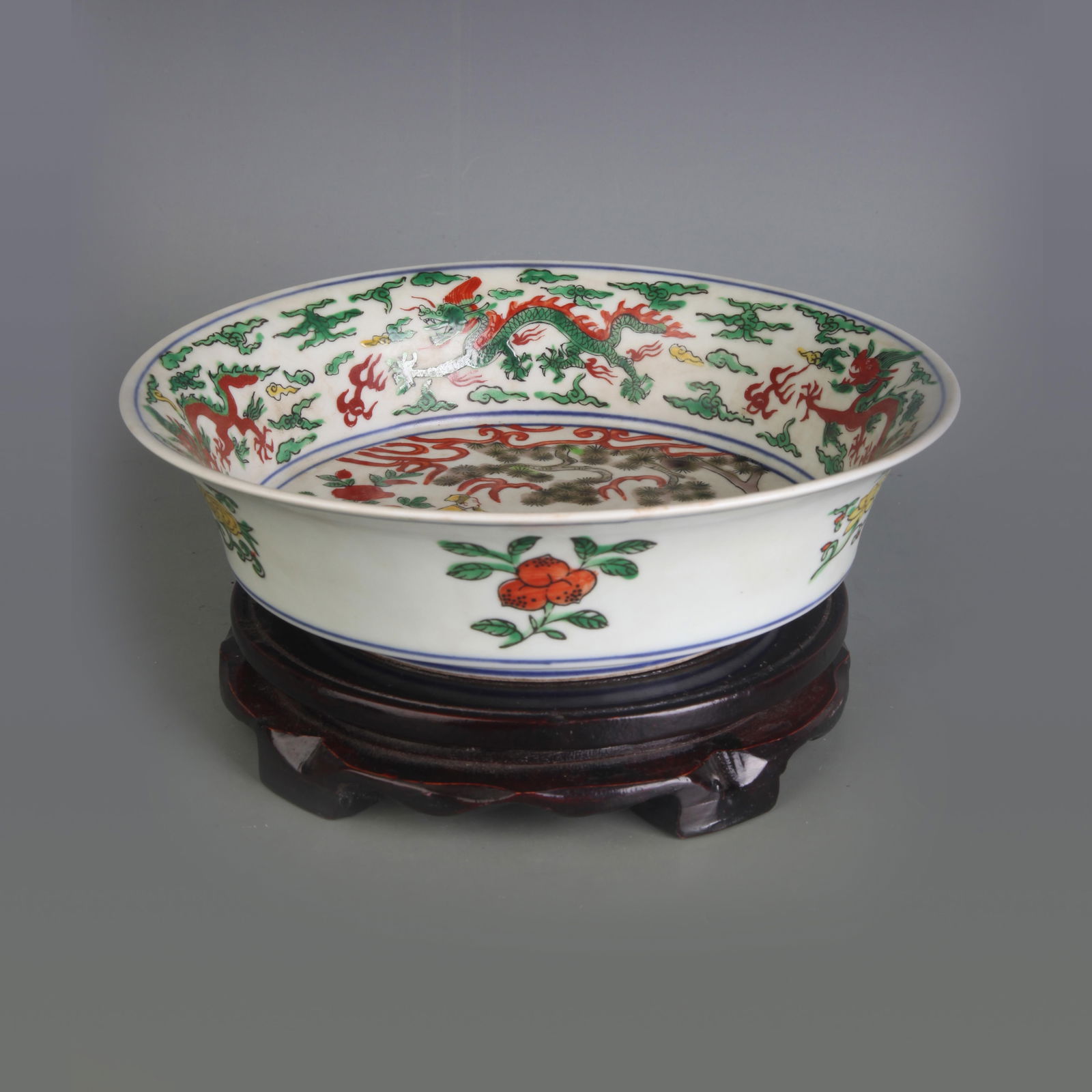 A FINE FIVE-COLORED FIGURE PATTERN PORCELAIN PLATE: Qing Dynasty; Diameter: 8.8 inch; High: 2.4 inch