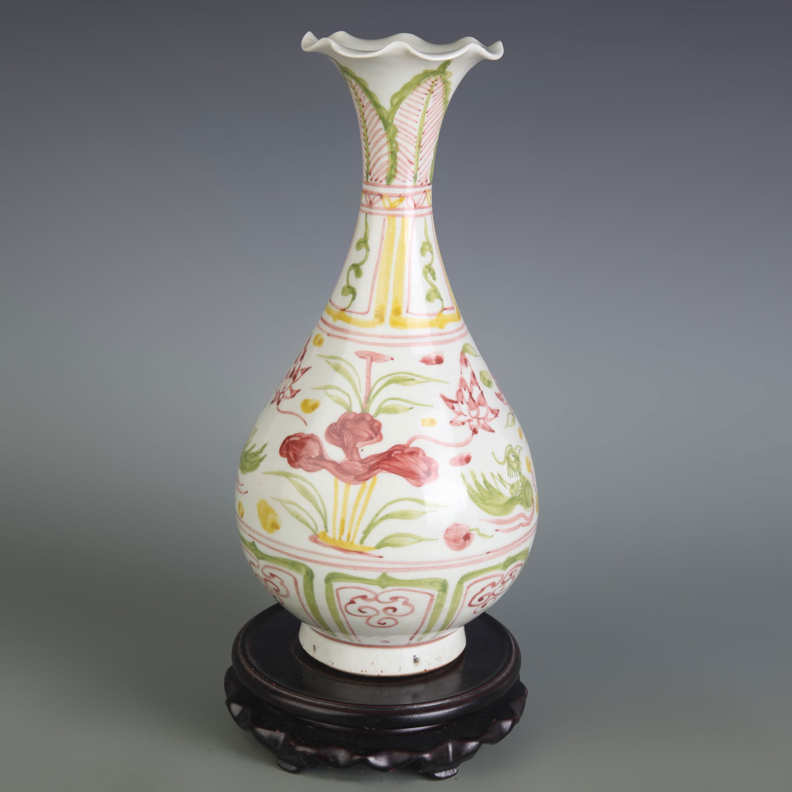 RED-AND-GREEN ENAMEL GLAZED FLORAL PATTERN YU HU CHUN STYLE PORCELAIN VASE: Yuan Dynasty Style; Diameter: 3.1 inch; High: 10.1 inch