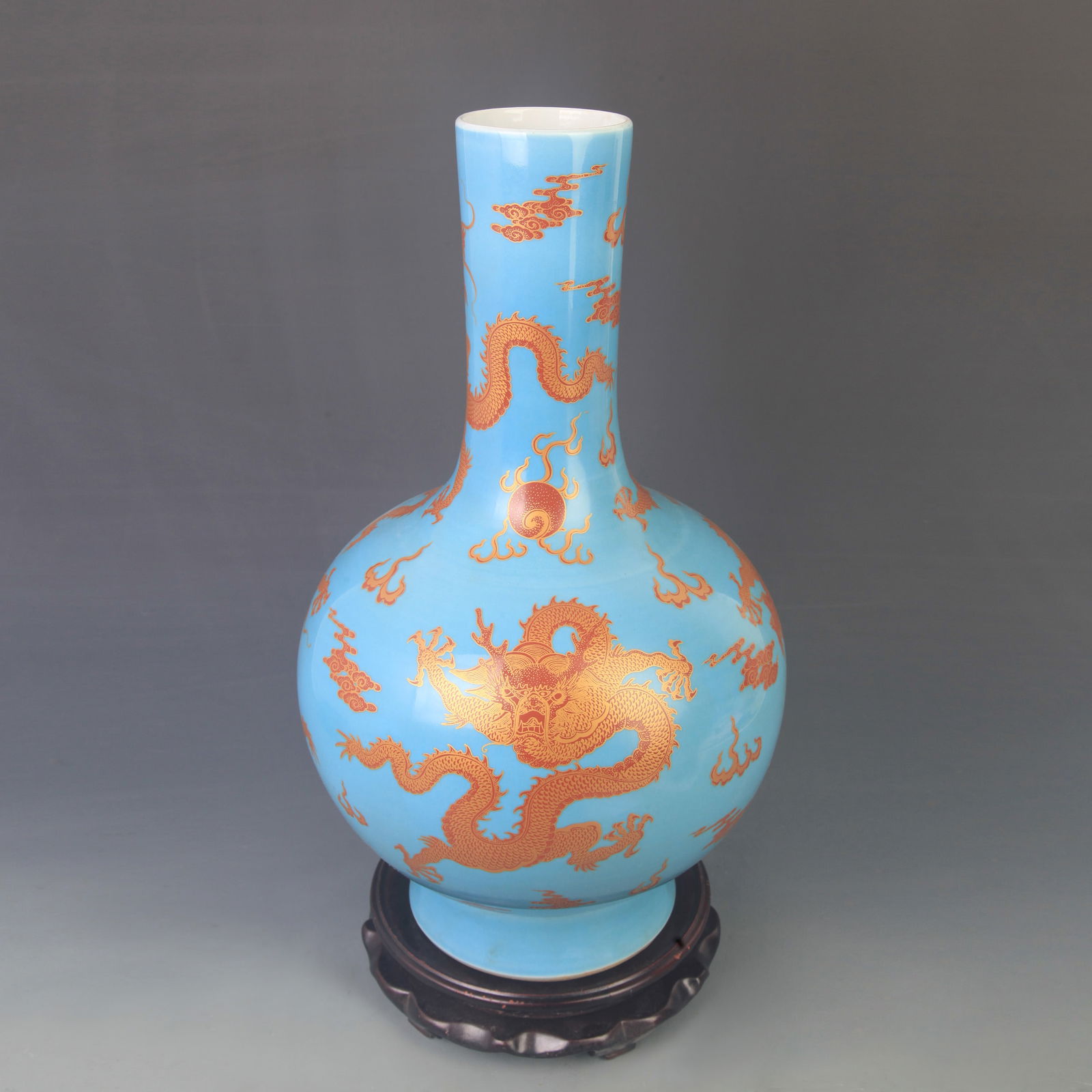 FAMILLE ROSE LARGE VASE WITH LIGHT GREEN GROUND AND DRAGON PATTERN: Qing Dynasty Kangxi Period; High: 16.3 inch; Diameter: 7.30 inch;