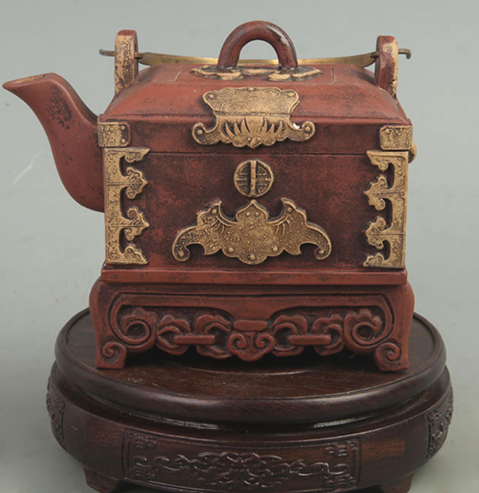 A FINELY MADE ZI SHA TEAPOT (1 of 6)