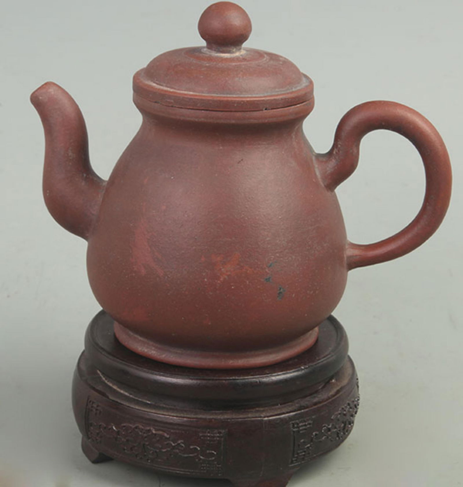 A FINELY MADE ZI SHA TEAPOT (1 of 6)