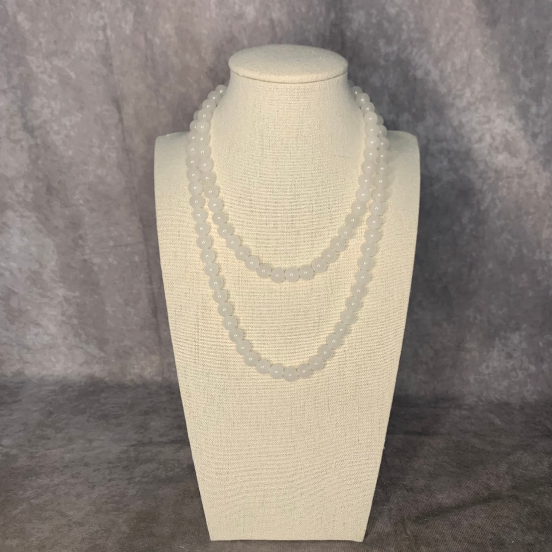 A FINE CRYSTAL MADE NECKLACE: Modern; Long: 17 inch; Each Bead Diameter: 0.3 inch
