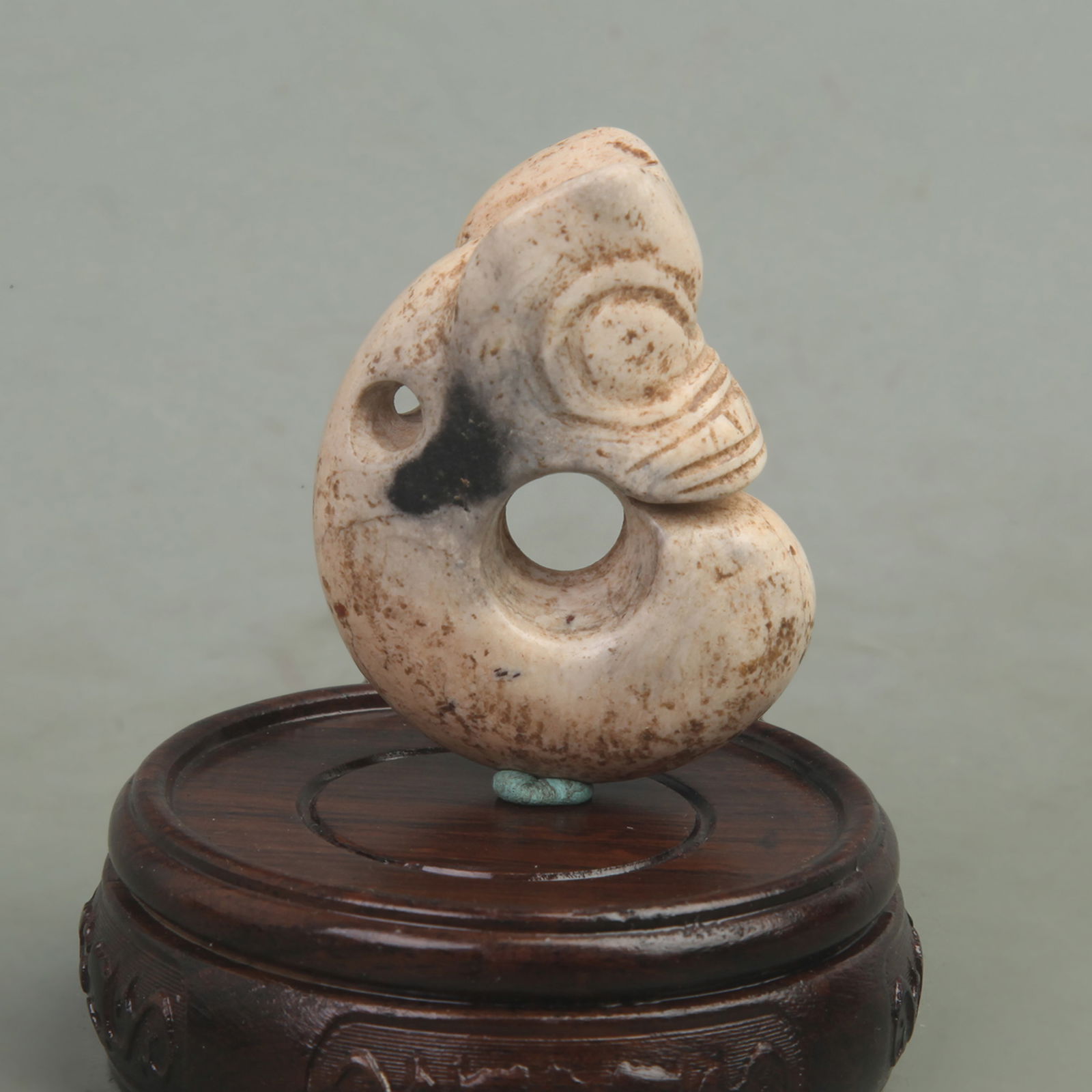 A FINE HONG SHAN CULTURE JADE PIG-DRAGON (YU ZHU LONG): Hong Shan Culture Style; Long: 2.0 inch; Width: 1.5 inch