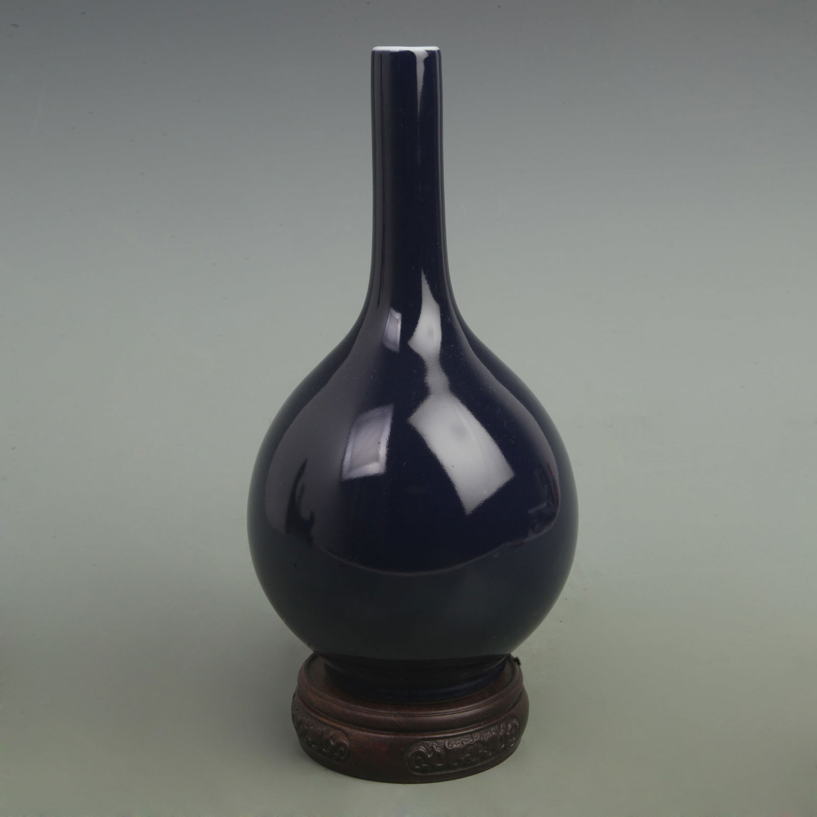 CLEAR BLUE GLAZE BLADDER SHAPED PORCELAIN VASE: Qing Dynasty Qian Long Period; High: 10 inch; Width: 5.5 inch