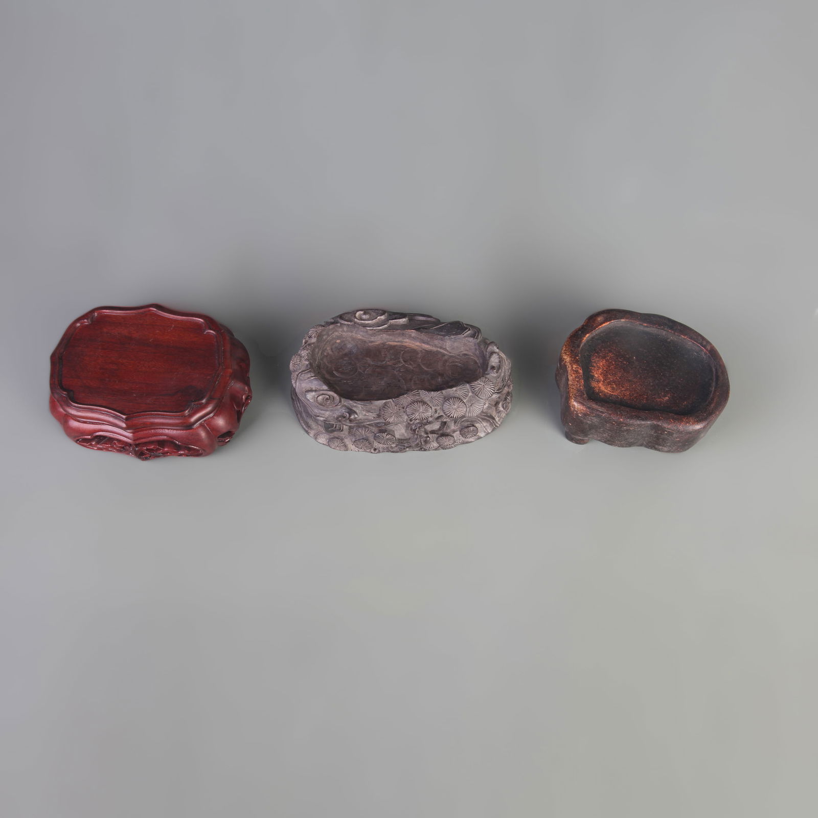 SET OF THREE WOODEN STANDS: Modern; Diameter: 3.7 inch to 5.0m inch