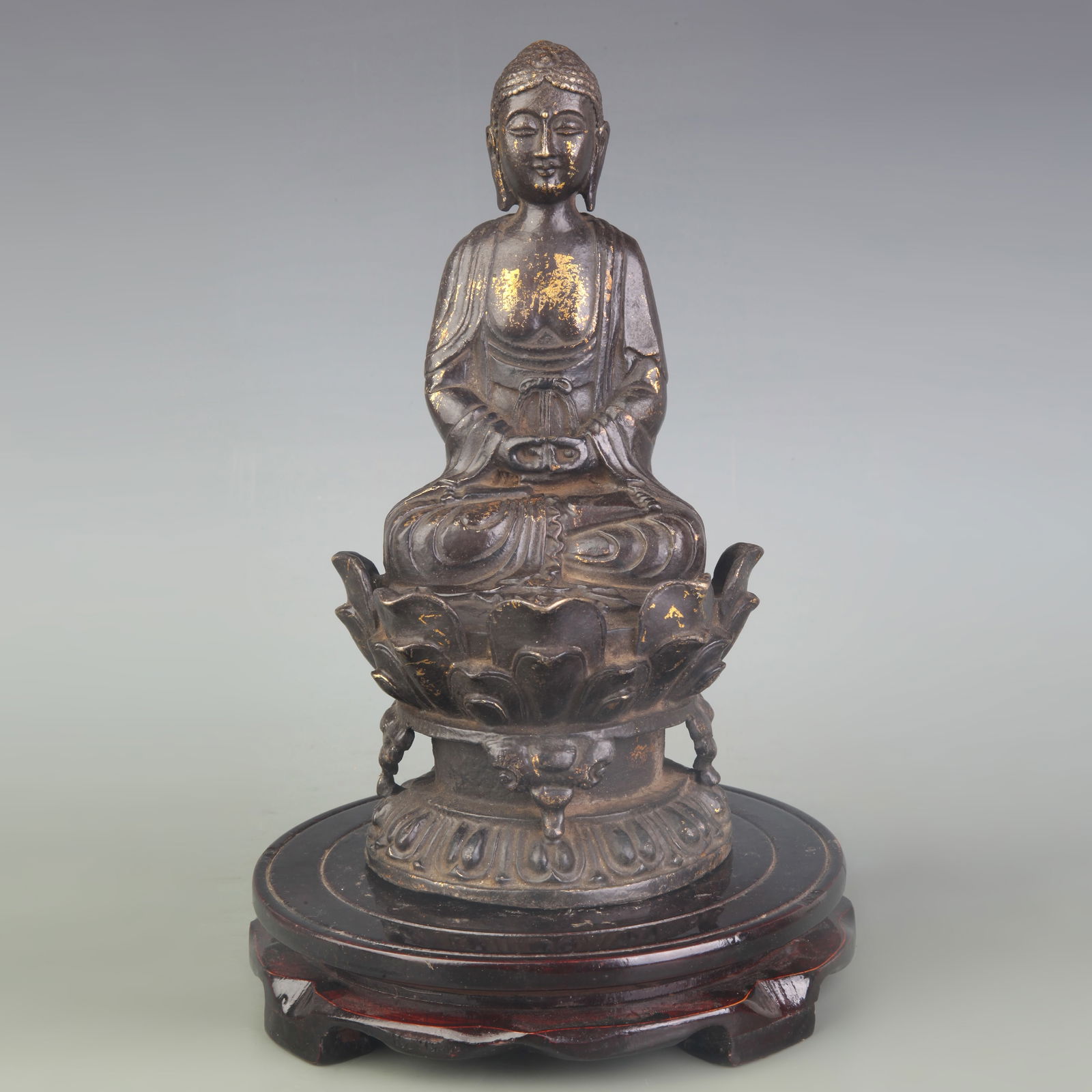 A FINE BRONZE SEATED GUANYIN STATUE: Qing Dynasty; High: 9.1 inch