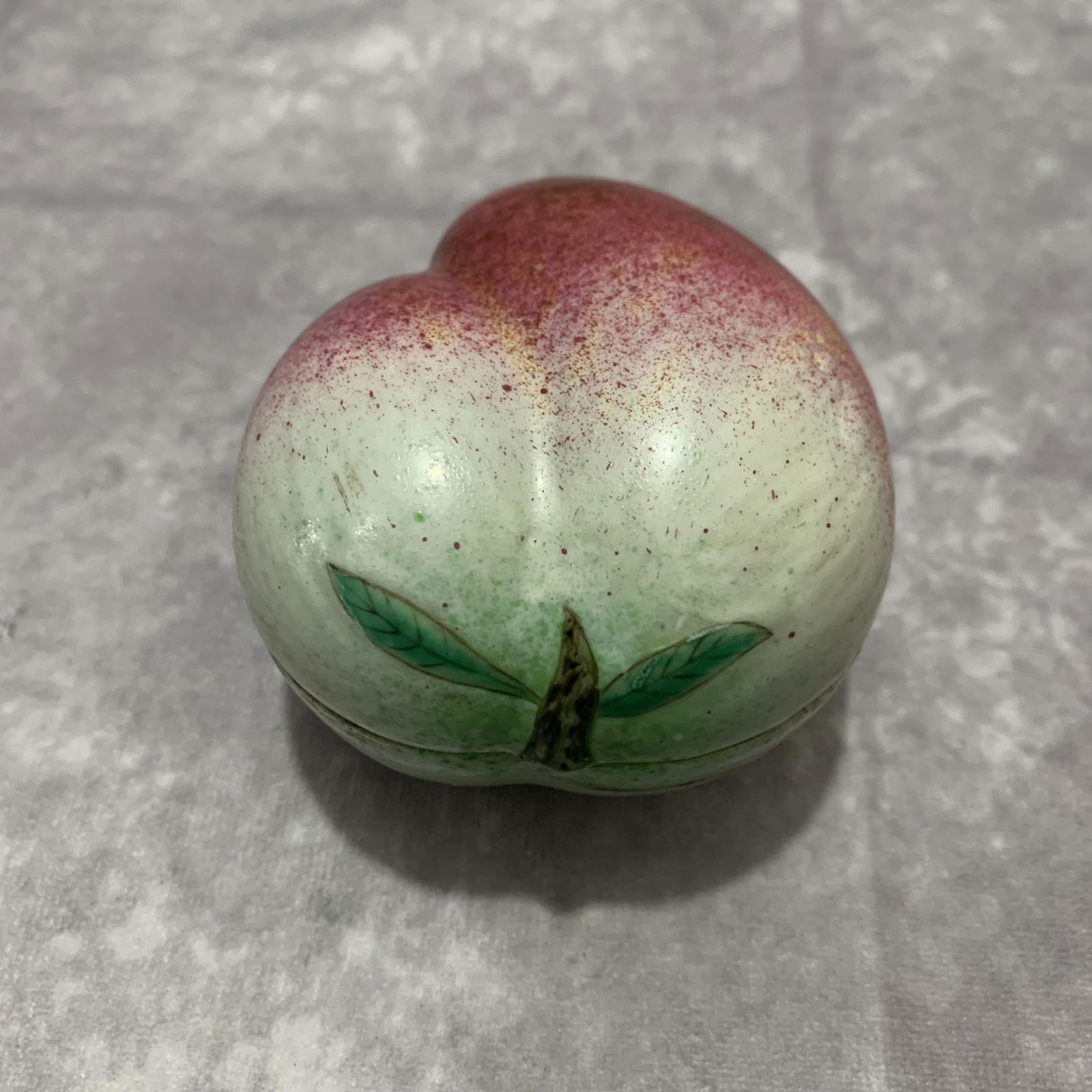A FINE PEACH SHAPED SMALL PORCELAIN BOX: Modern: Long: 2.4 inch; Width: 3.2 inch; High: 3.2 inch;