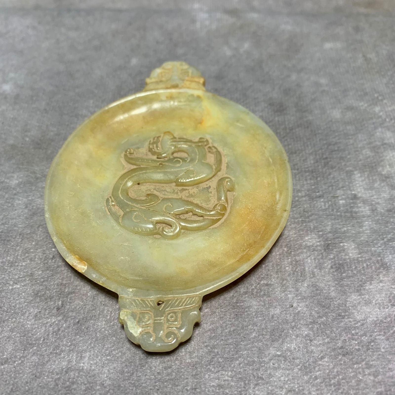 A FINE MING DYNASTY HETIAN JADE PLATE WITH DRAGON PATTERN: Modern; Long: 1.4 inch; Width: 3.8 inch; High: 3.8 inch;