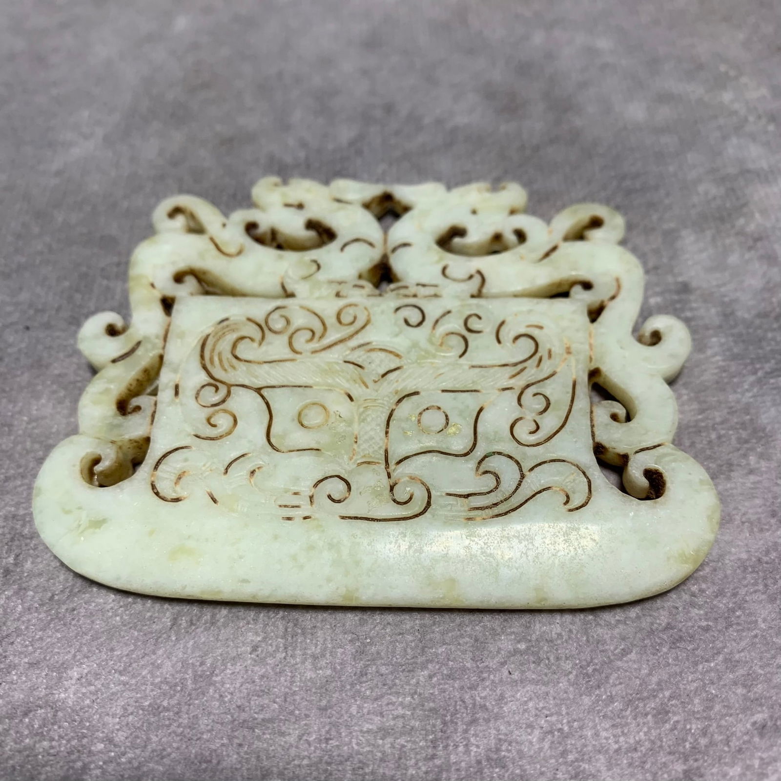 A FINE OLD WHITE JADE DRAGON PATTERN PENDANT - 2