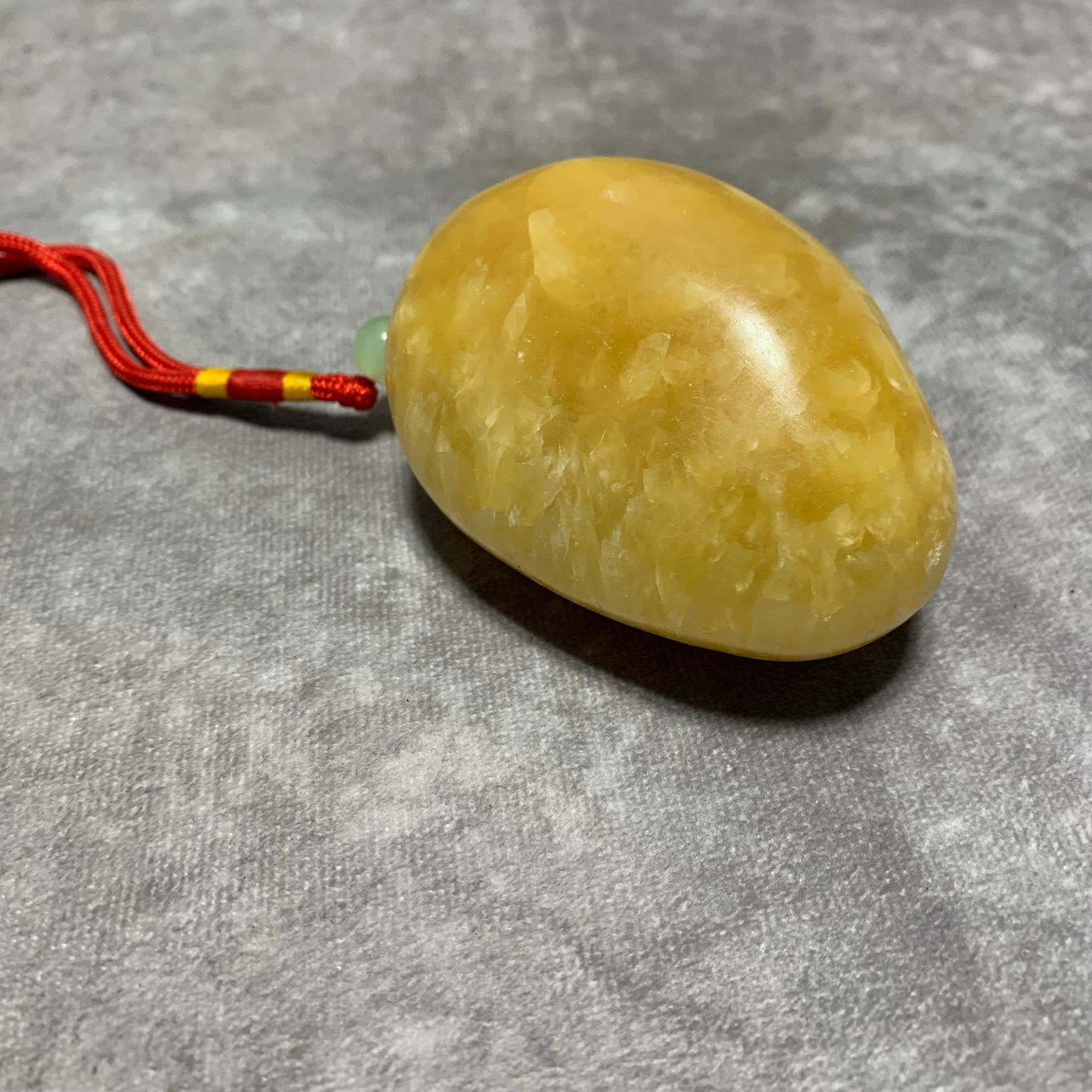 A LARGE YELLOW JADE DRAGON PATTERN HANDPIECE - 2