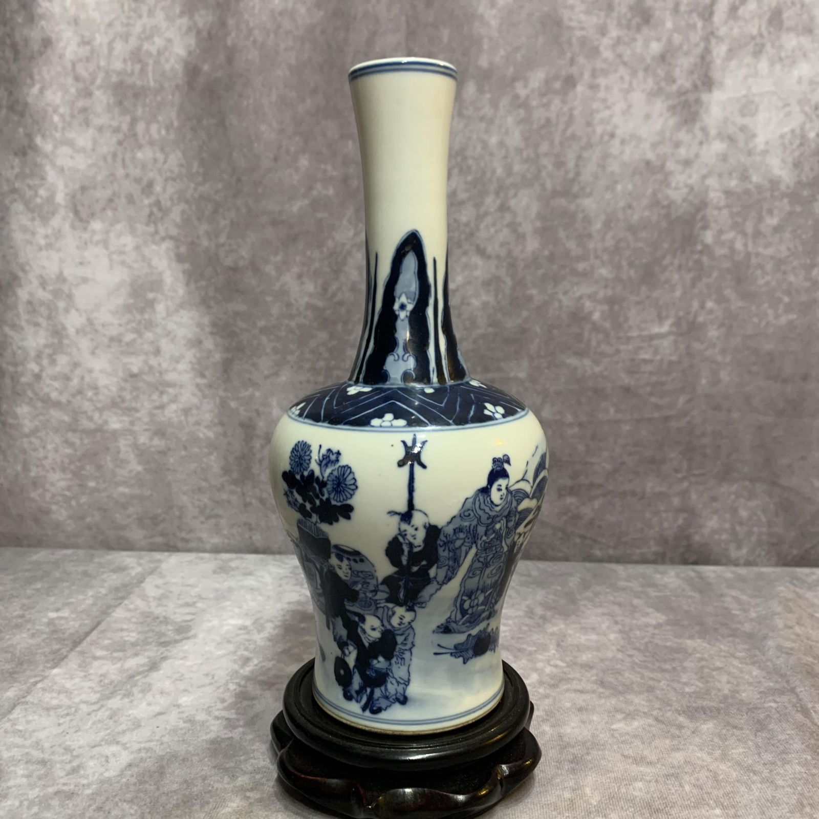 A FINE FLOWER PATTERN BLUE AND WHITE PATTERN PORCELAIN LONG NECK VASE: Qing Dynasty; High: 9.7 inch; Diameter: 4.5 inch