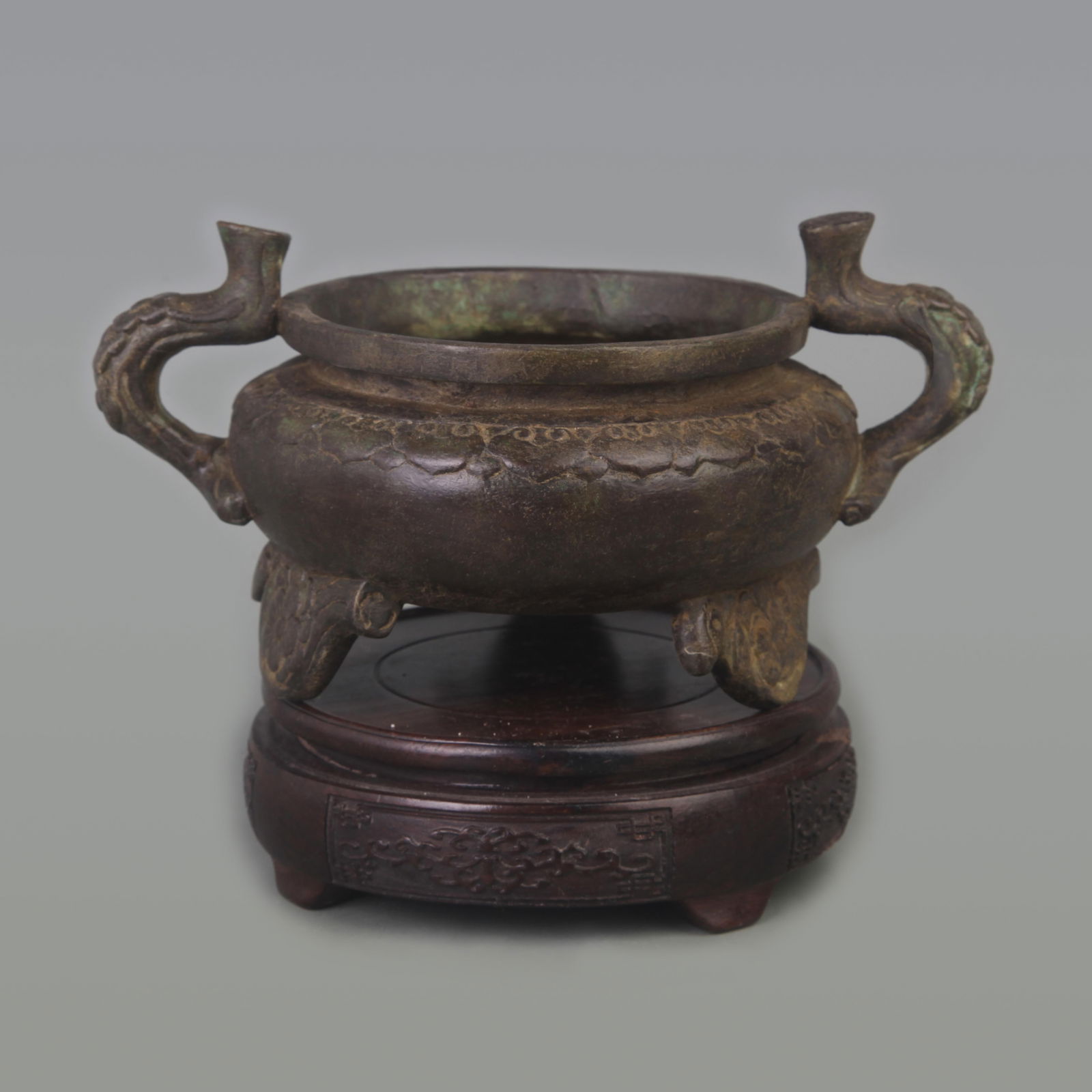 A FINE DOUBLE-EARED THREE-LEGGED INCENSE BURNER: Qing Dynasty; Diameter: 7.7 inch; High: 4.2 inch